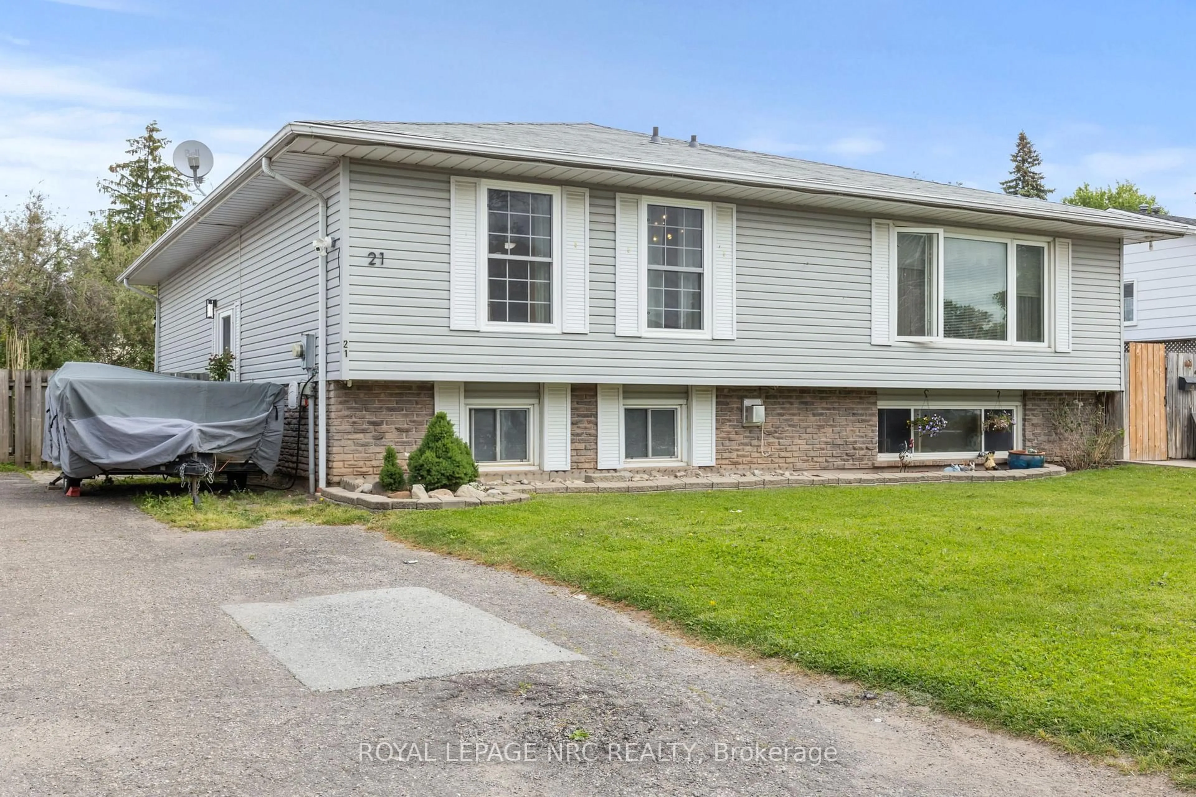 Home with vinyl exterior material, street for 21 Garfield Lane, St. Catharines Ontario L2R 7G9