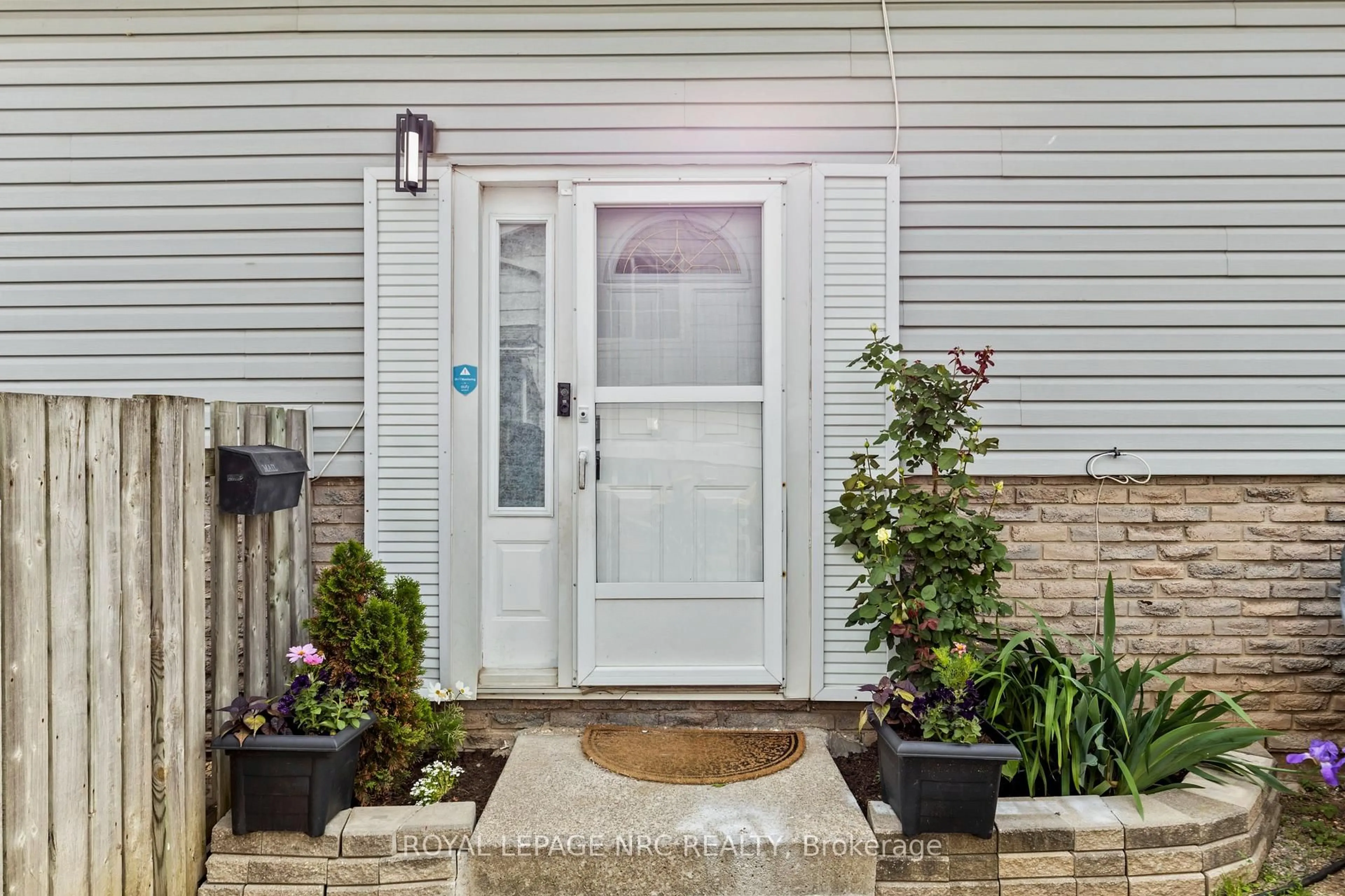 Indoor entryway for 21 Garfield Lane, St. Catharines Ontario L2R 7G9