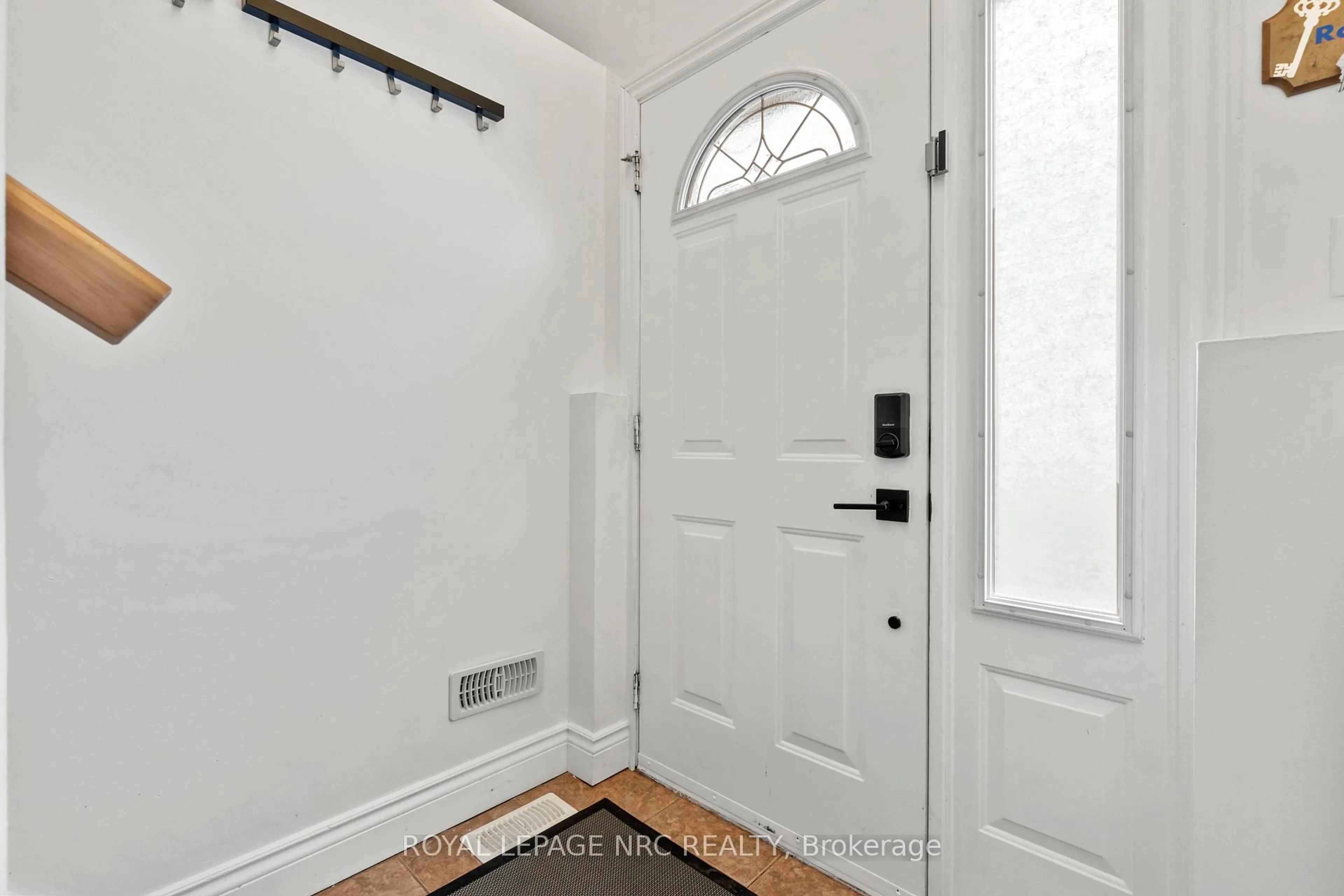 Indoor entryway for 21 Garfield Lane, St. Catharines Ontario L2R 7G9