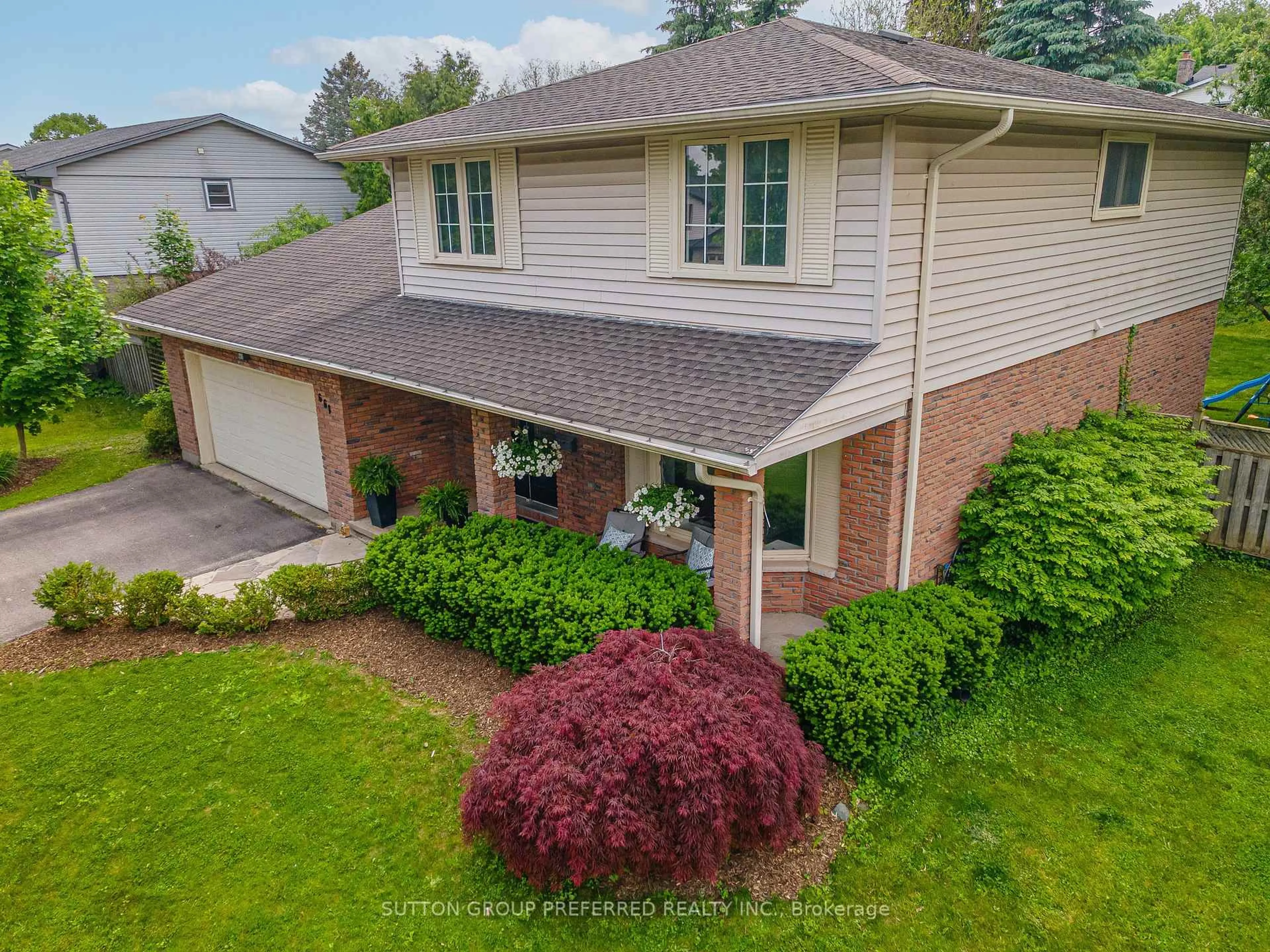 A pic from outside/outdoor area/front of a property/back of a property/a pic from drone, street for 661 CRANBROOK Rd, London South Ontario N6K 1W8
