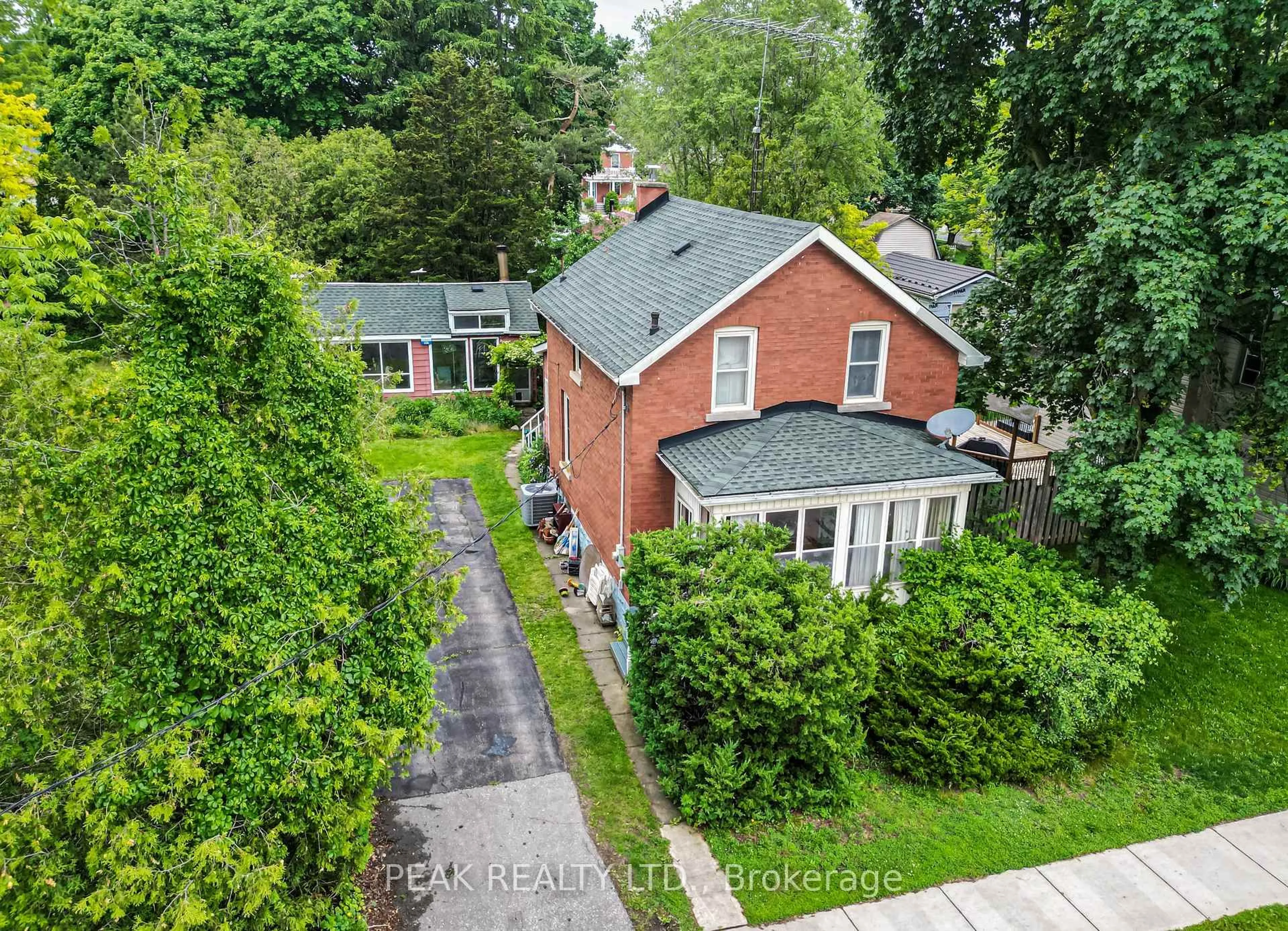 A pic from outside/outdoor area/front of a property/back of a property/a pic from drone, street for 106 Selkirk St, Cambridge Ontario N1S 1Z4