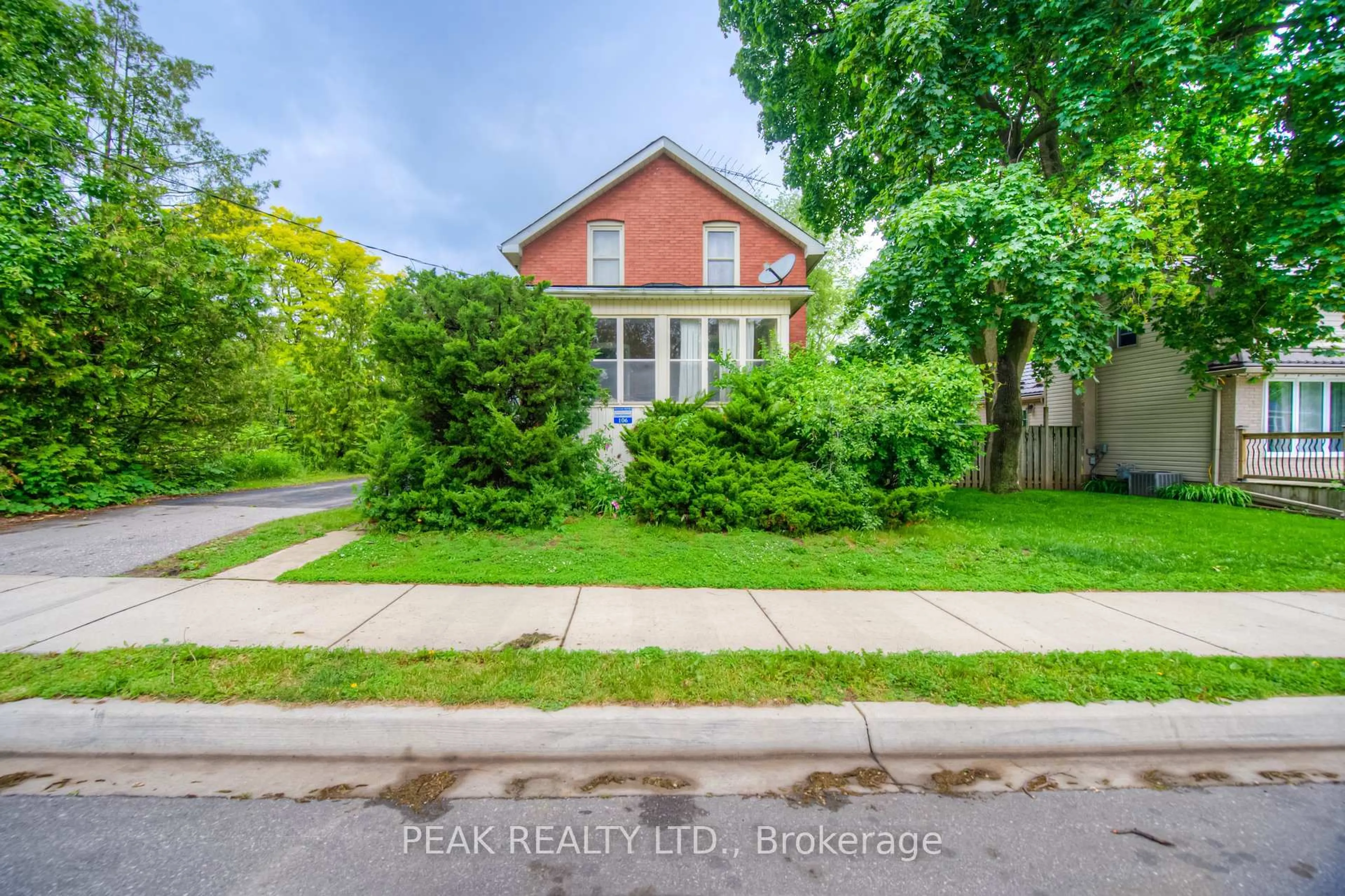 A pic from outside/outdoor area/front of a property/back of a property/a pic from drone, street for 106 Selkirk St, Cambridge Ontario N1S 1Z4