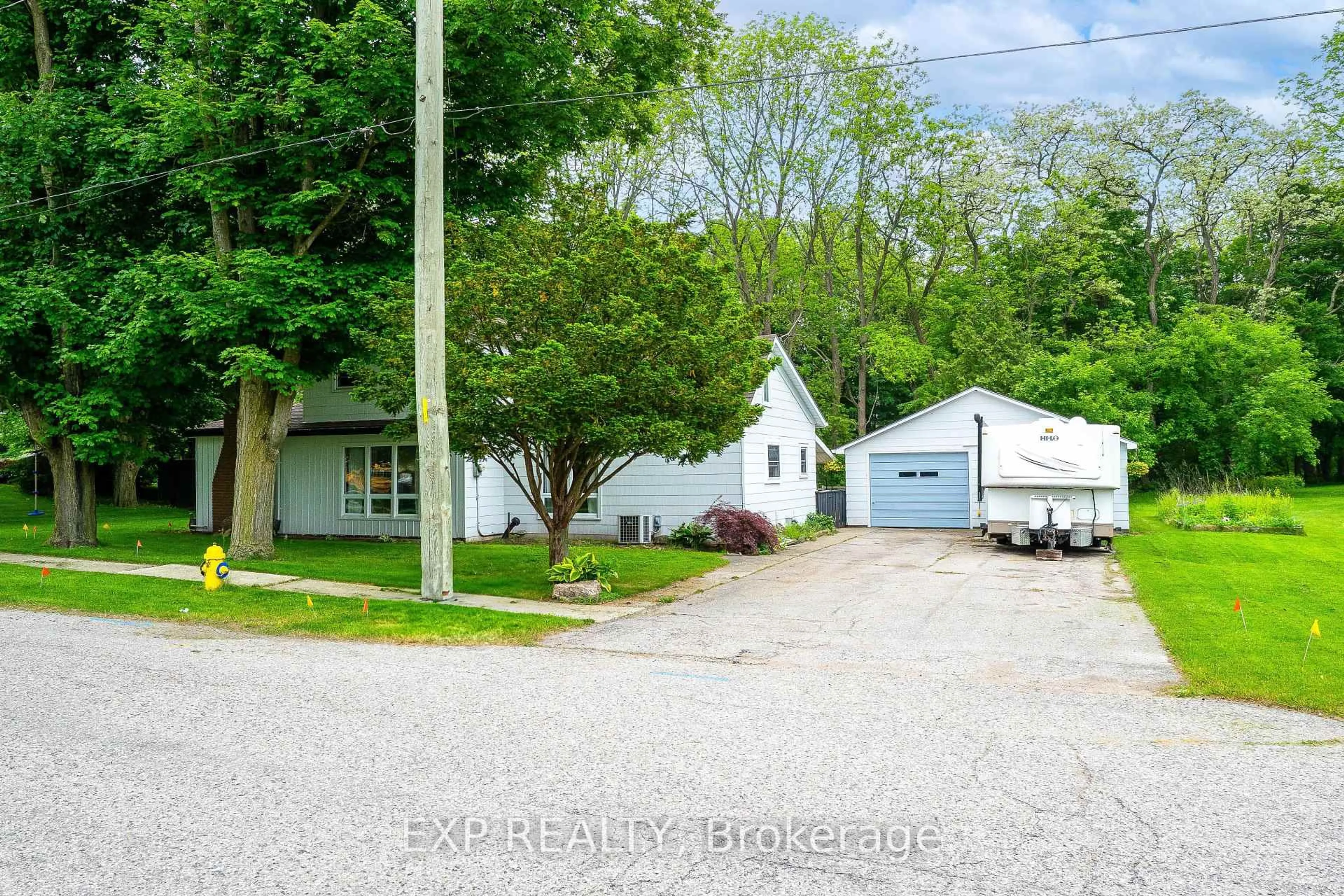 A pic from outside/outdoor area/front of a property/back of a property/a pic from drone, street for 21 Norfolk St, Norwich Ontario N0J 1R0