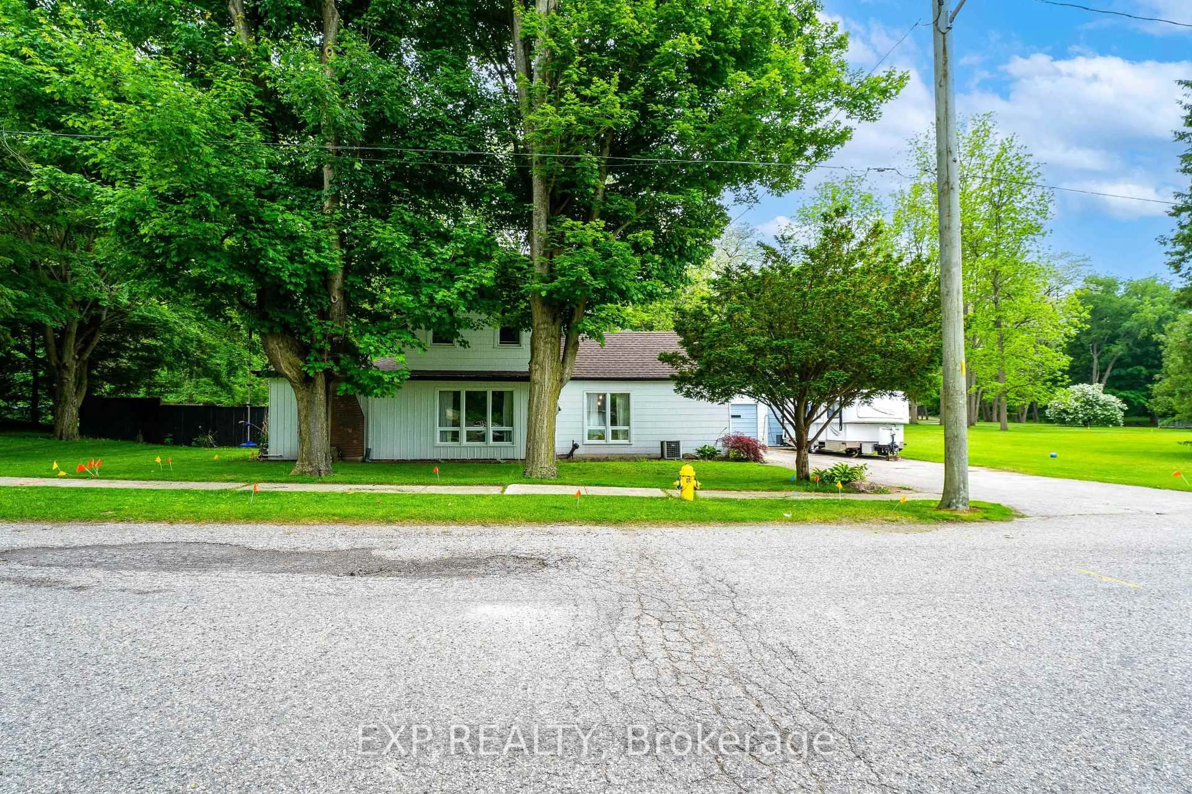 A pic from outside/outdoor area/front of a property/back of a property/a pic from drone, street for 21 Norfolk St, Norwich Ontario N0J 1R0