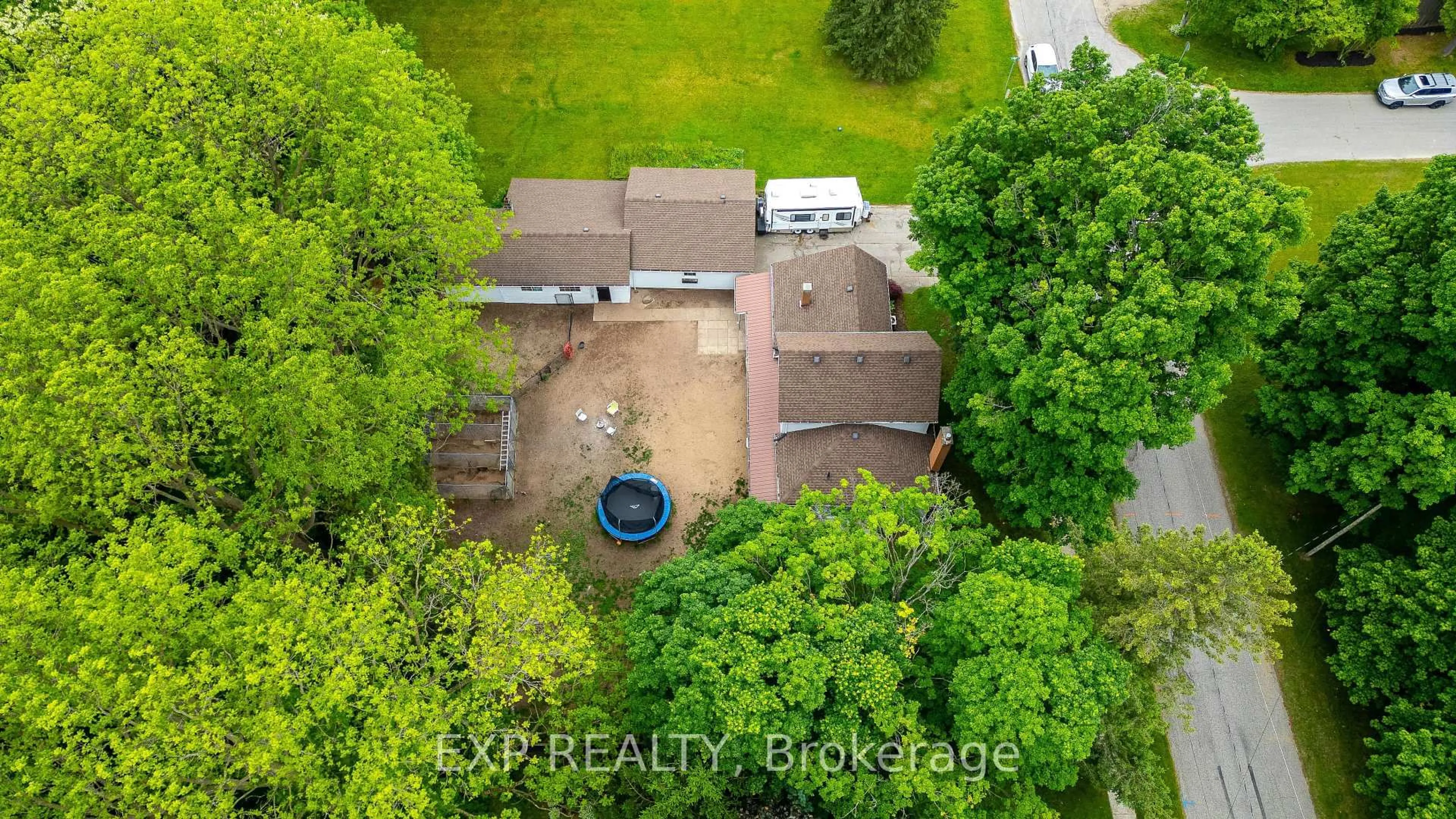A pic from outside/outdoor area/front of a property/back of a property/a pic from drone, water/lake/river/ocean view for 21 Norfolk St, Norwich Ontario N0J 1R0