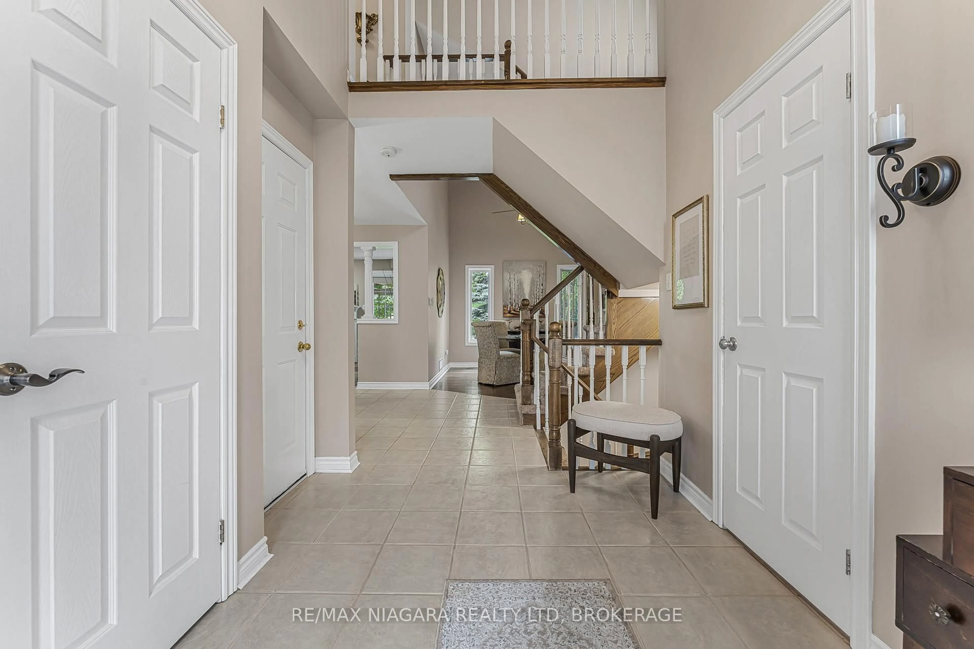 Indoor entryway for 52 Cabriolet Cres, Hamilton Ontario L9K 1K6