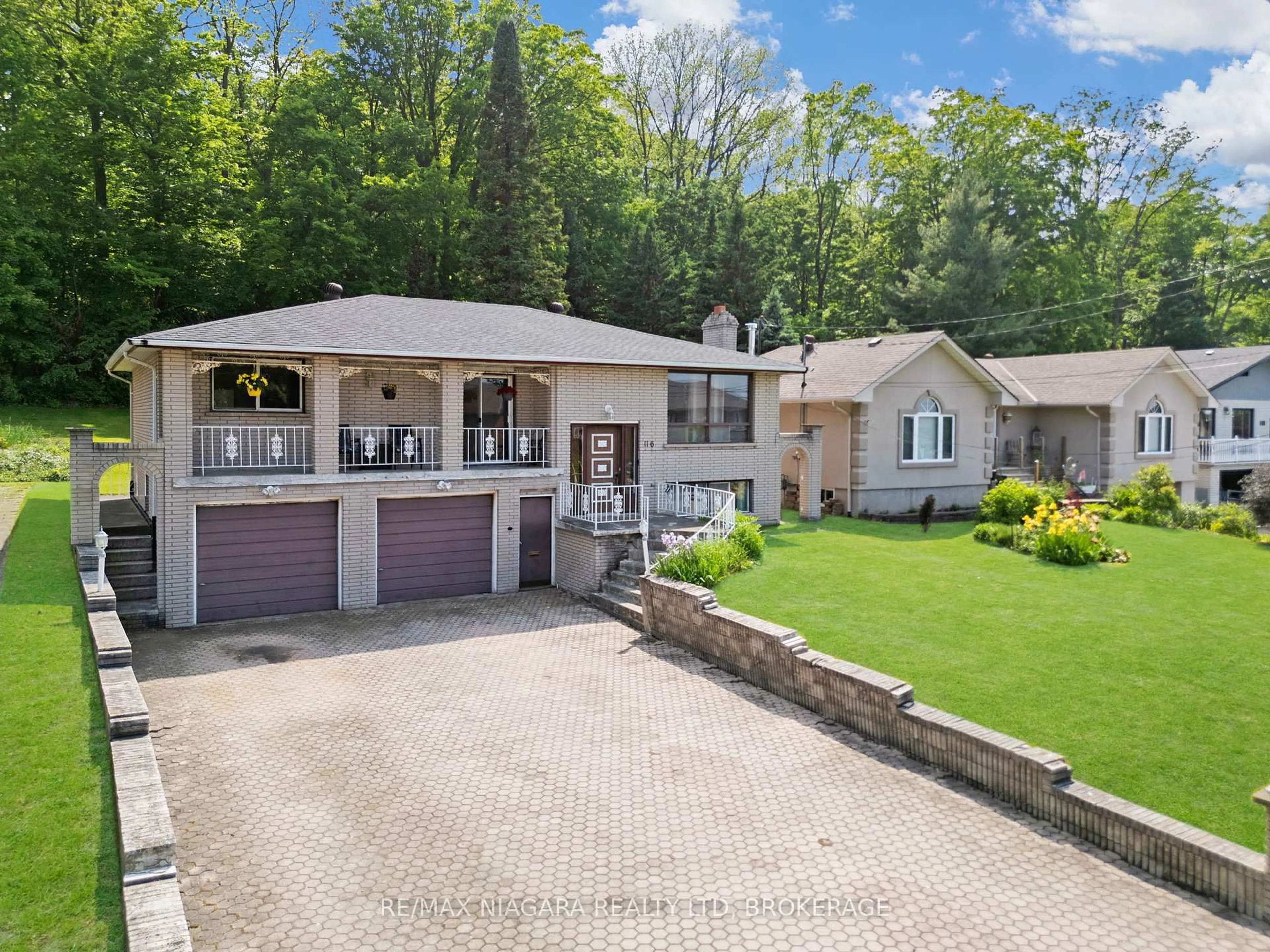 A pic from outside/outdoor area/front of a property/back of a property/a pic from drone, street for 116 Pine Dr, Hamilton Ontario L8G 3B7