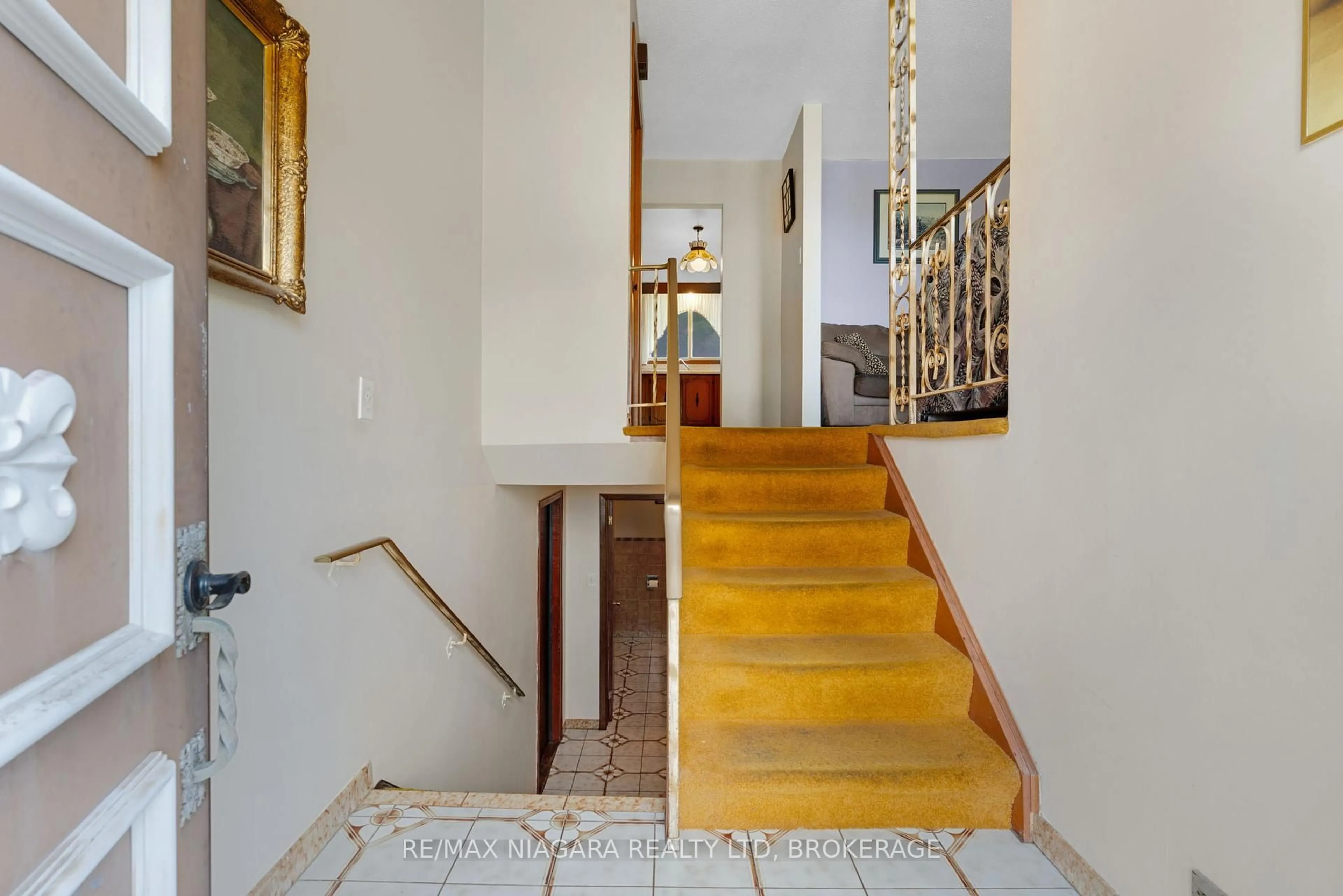 Indoor foyer for 116 Pine Dr, Hamilton Ontario L8G 3B7