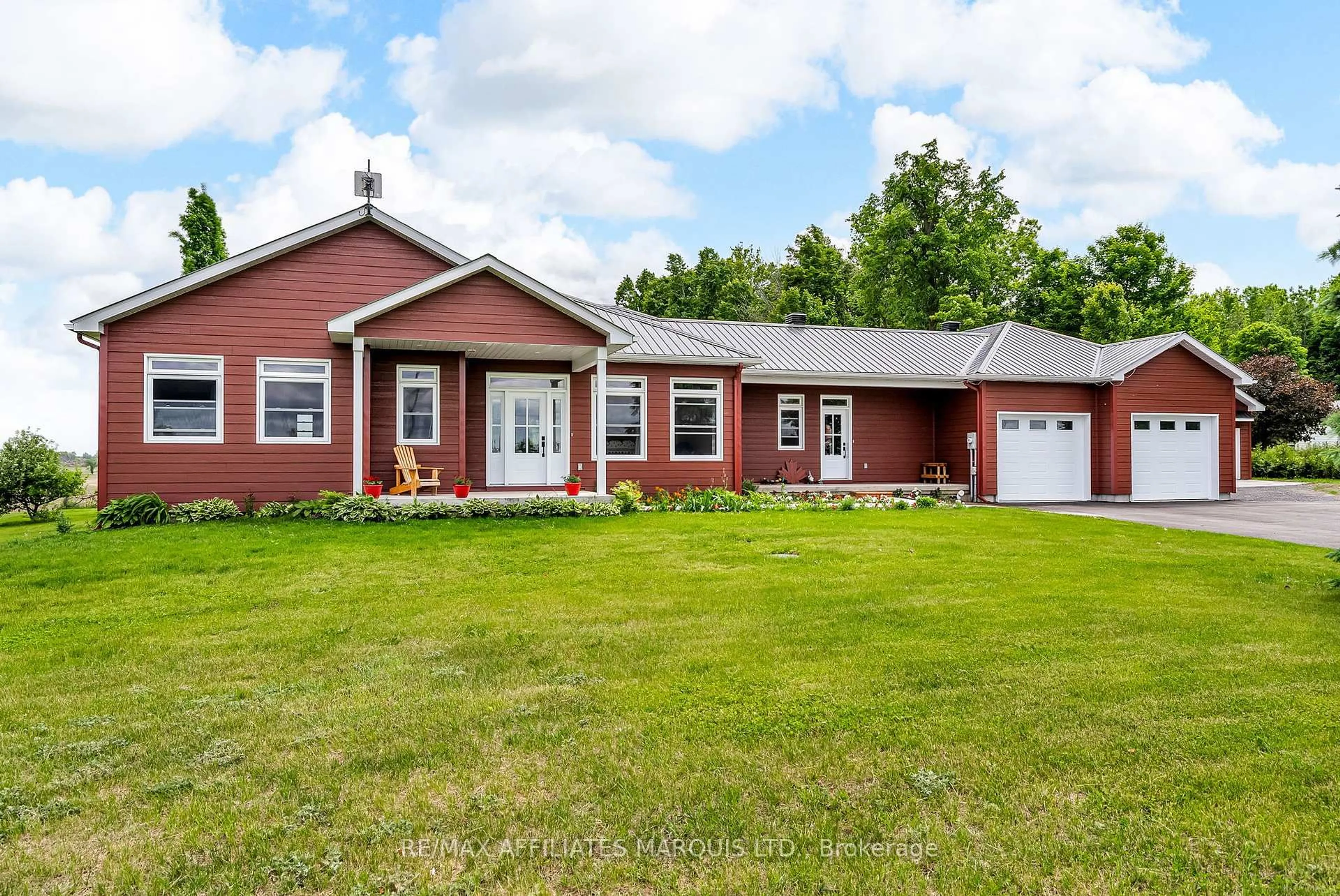Home with vinyl exterior material, unknown for 21038 Mccormick Rd, North Glengarry Ontario K0C 1A0