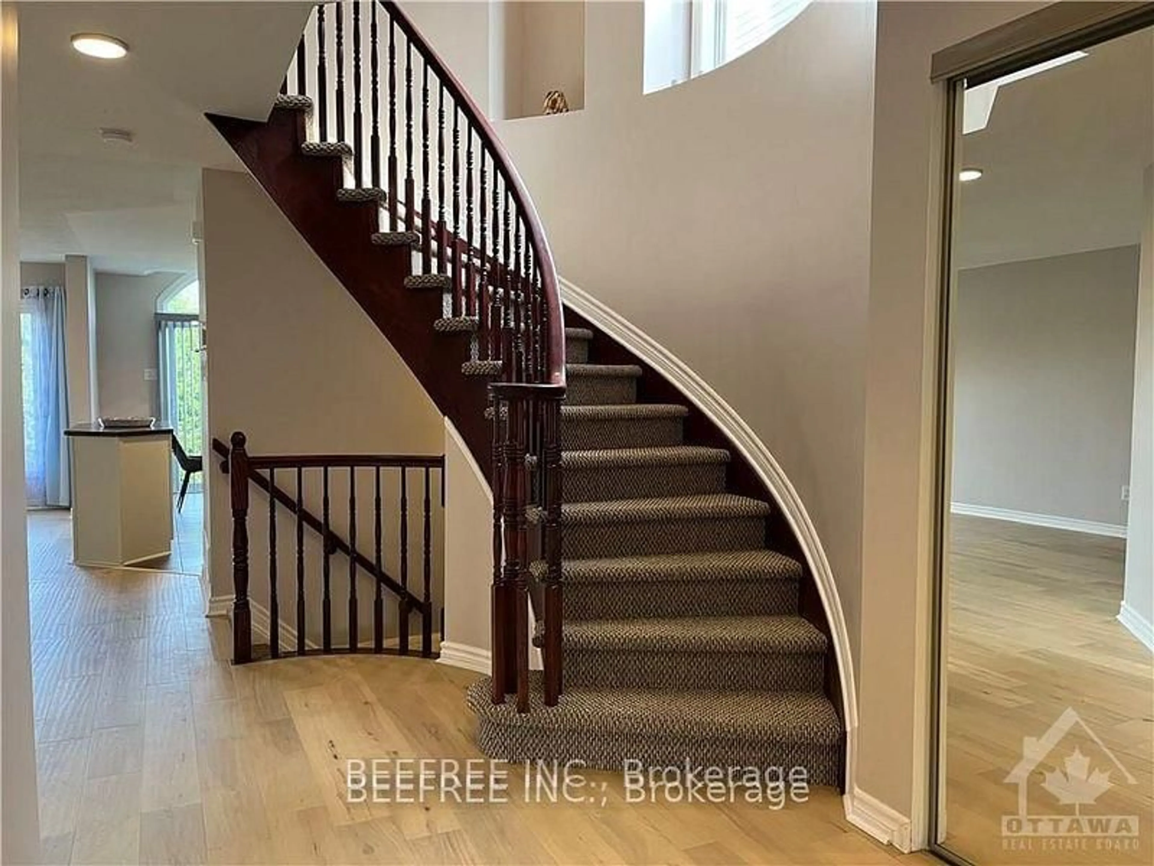 Indoor foyer for 127 Forestbrook St, Ottawa Ontario K2K 0A8
