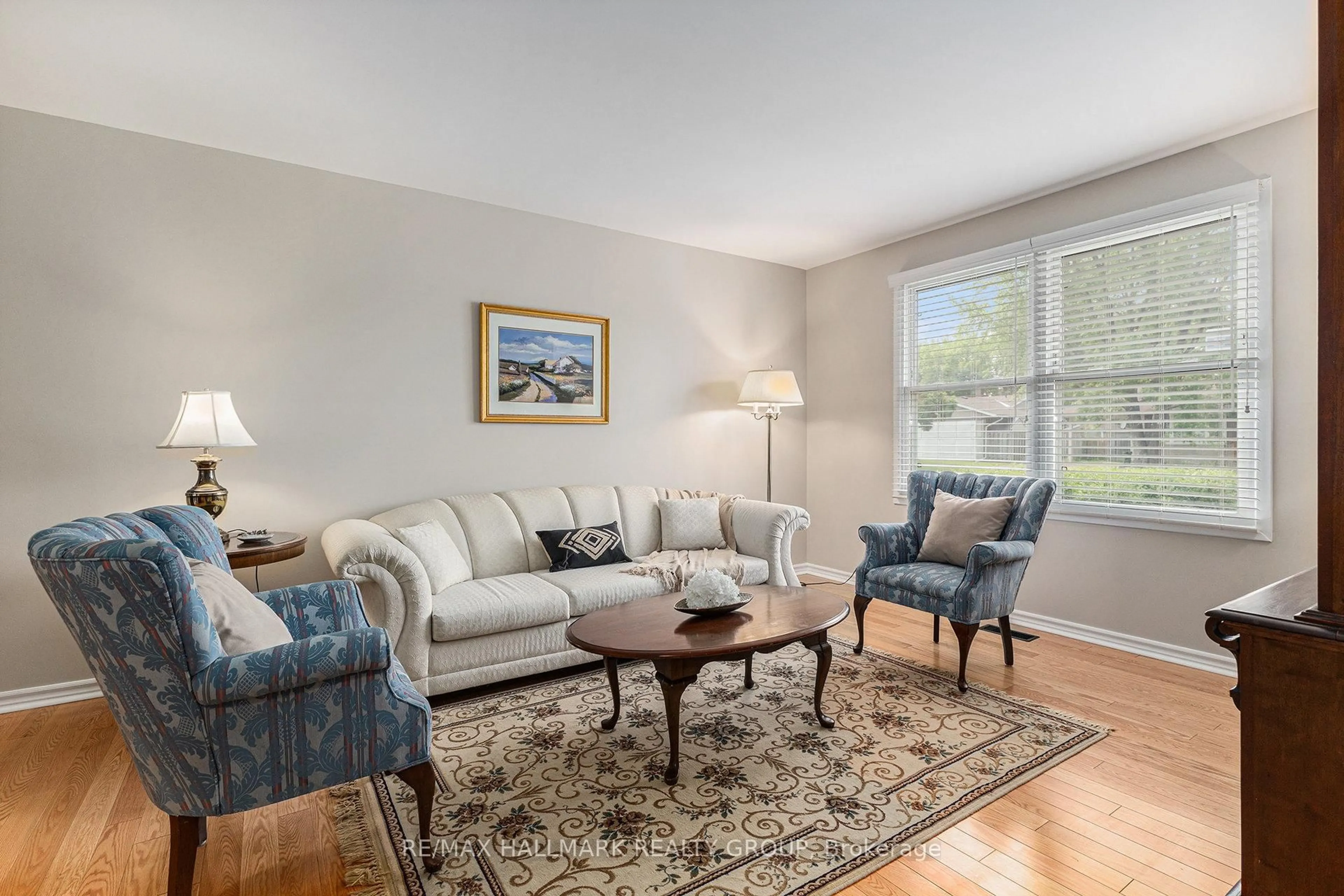 Living room with furniture, unknown for 2168 Bickerton Ave, Ottawa Ontario K1J 6Y3