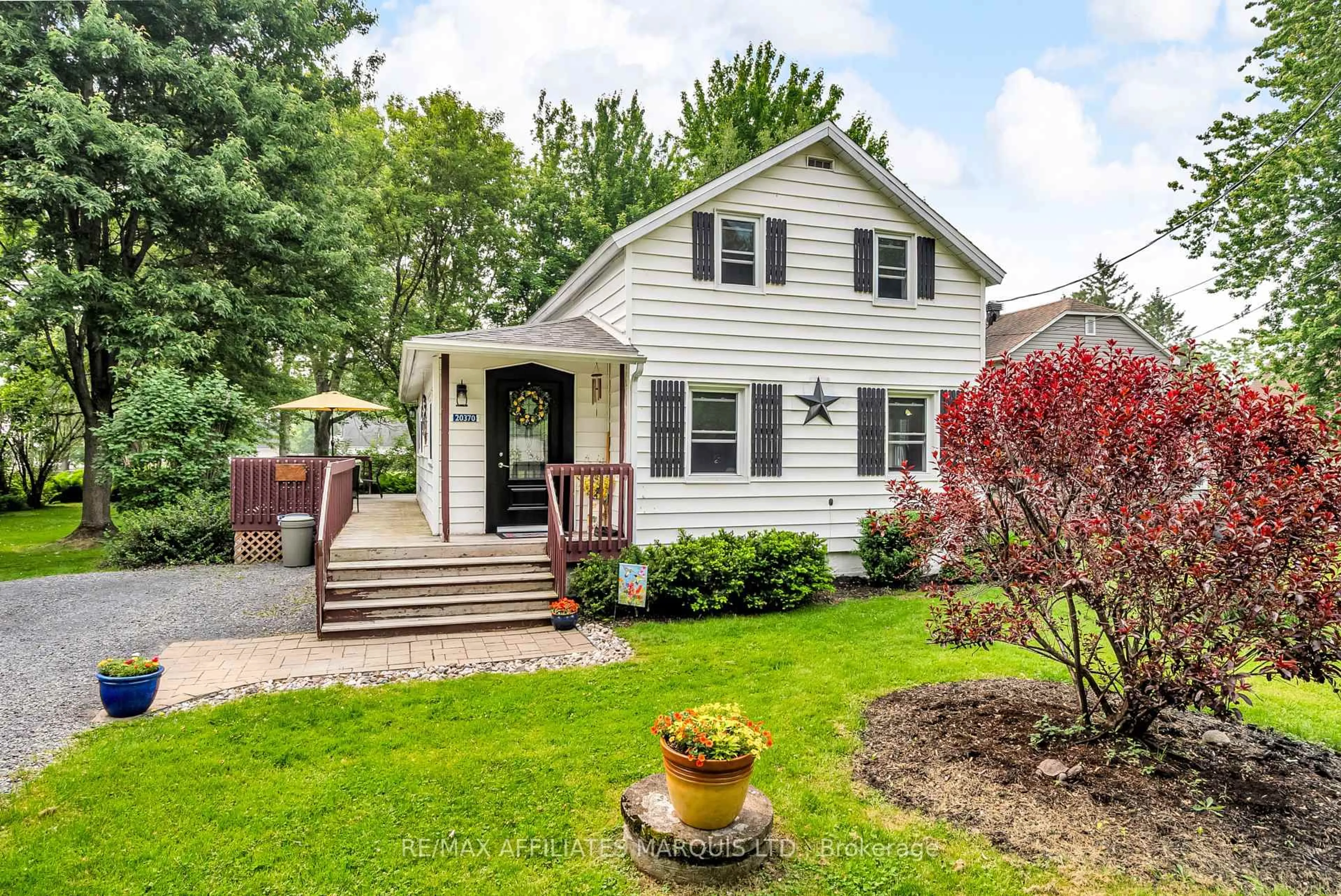 Home with vinyl exterior material, street for 20370 Knox St, South Glengarry Ontario K0C 2C0