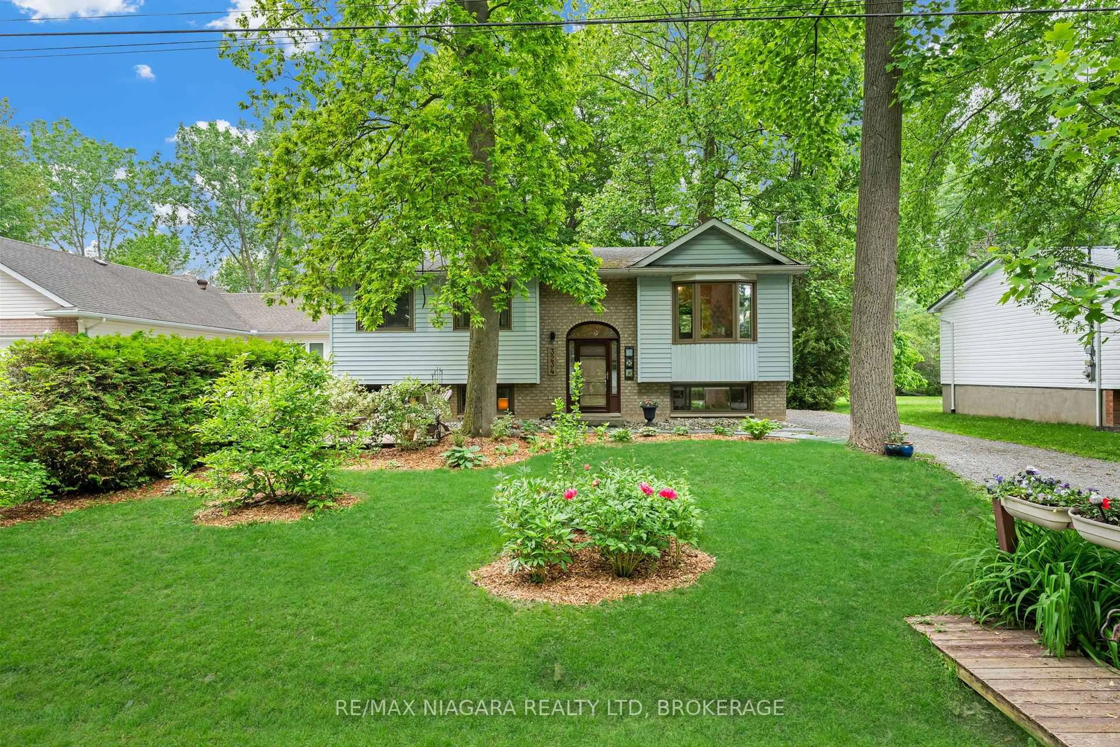 A pic from outside/outdoor area/front of a property/back of a property/a pic from drone, street for 3234 Hyman Ave, Fort Erie Ontario L0S 1N0