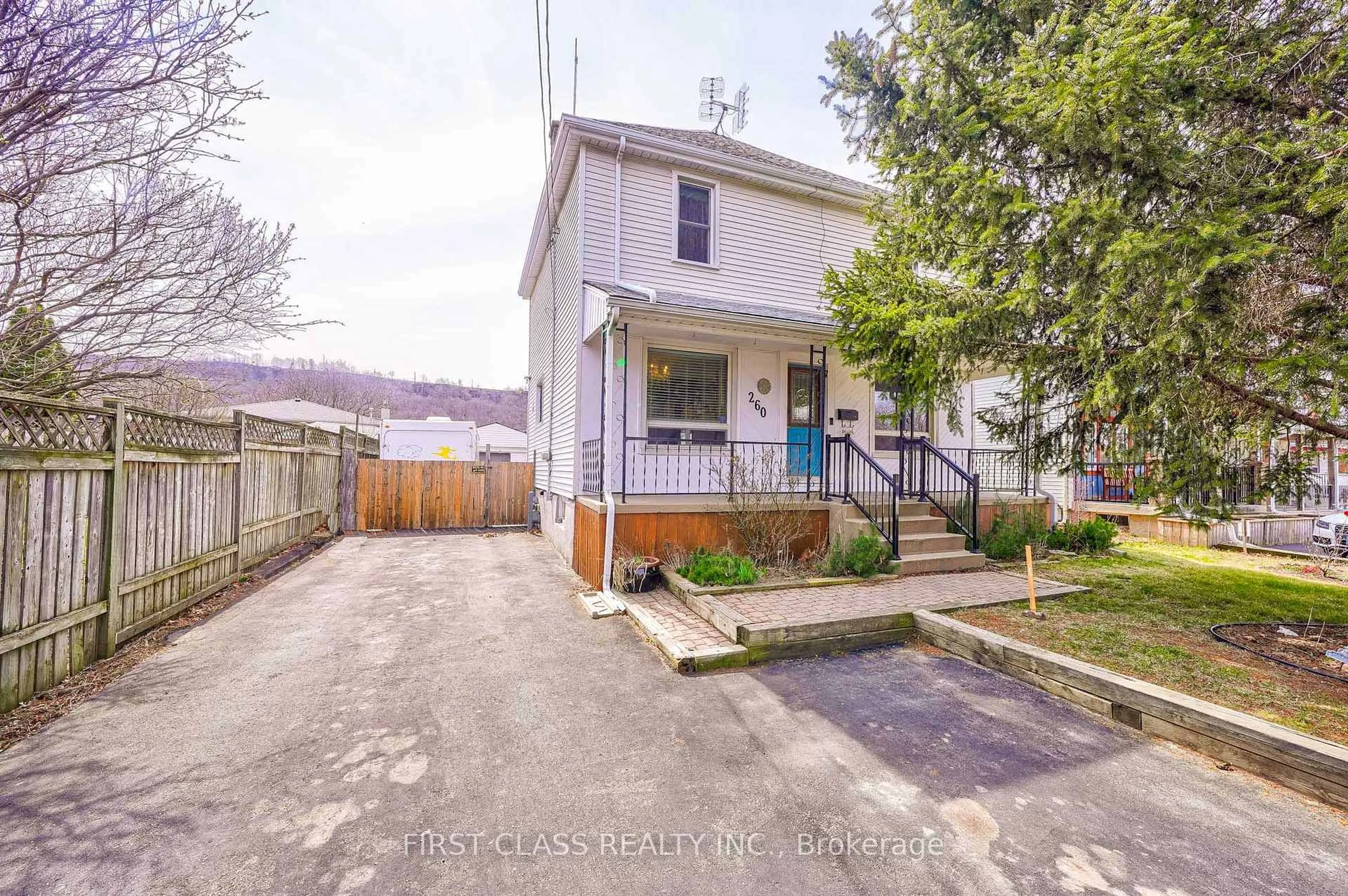 A pic from outside/outdoor area/front of a property/back of a property/a pic from drone, street for 260 King St, Hamilton Ontario L8G 1M1