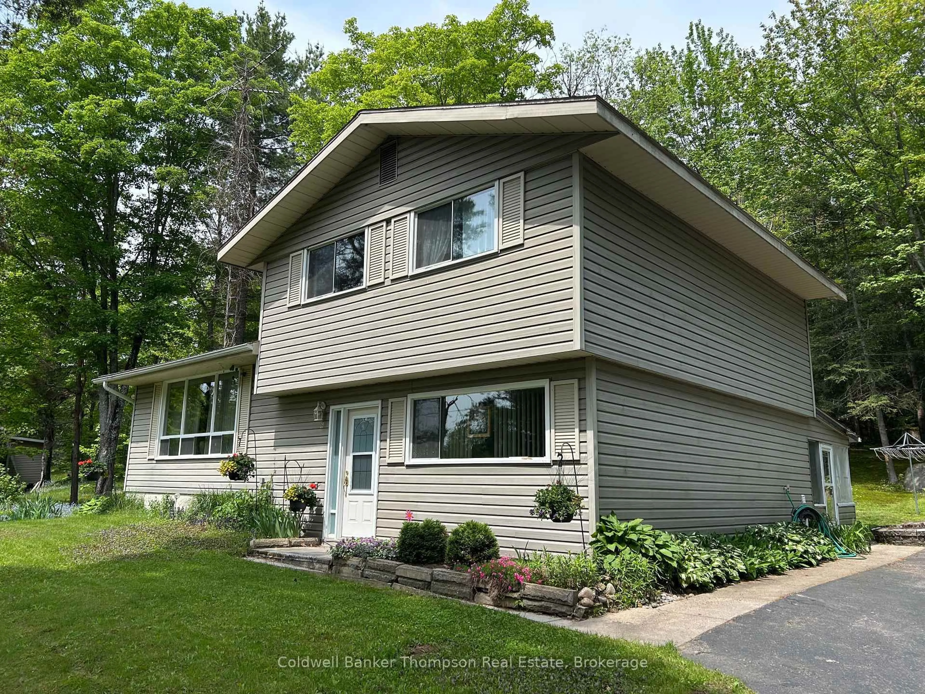 Home with vinyl exterior material, street for 6 Murray St, Sundridge Ontario P0A 1Z0