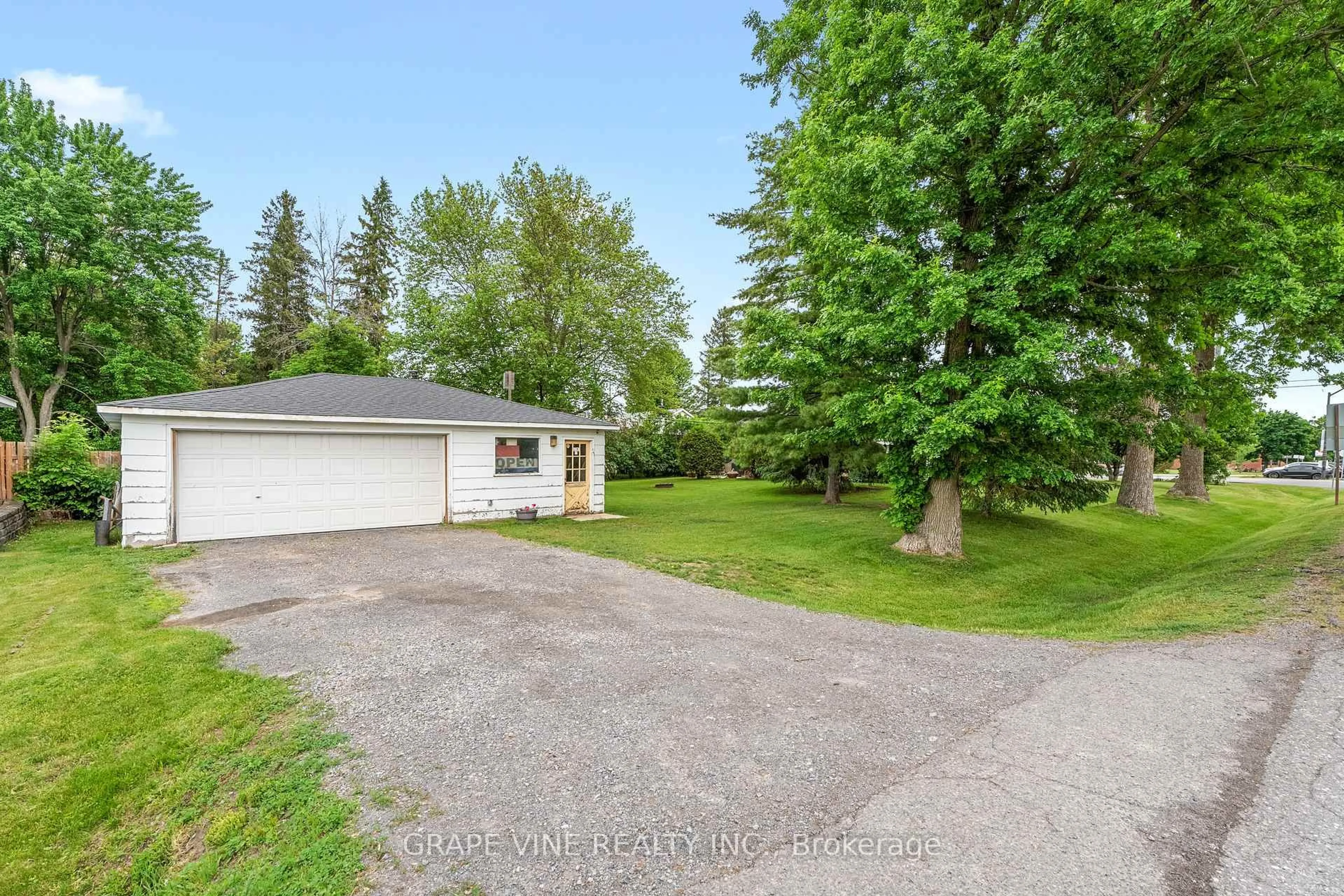 A pic from outside/outdoor area/front of a property/back of a property/a pic from drone, street for 3698 Mcbean St, Richmond Ontario K0A 2Z0