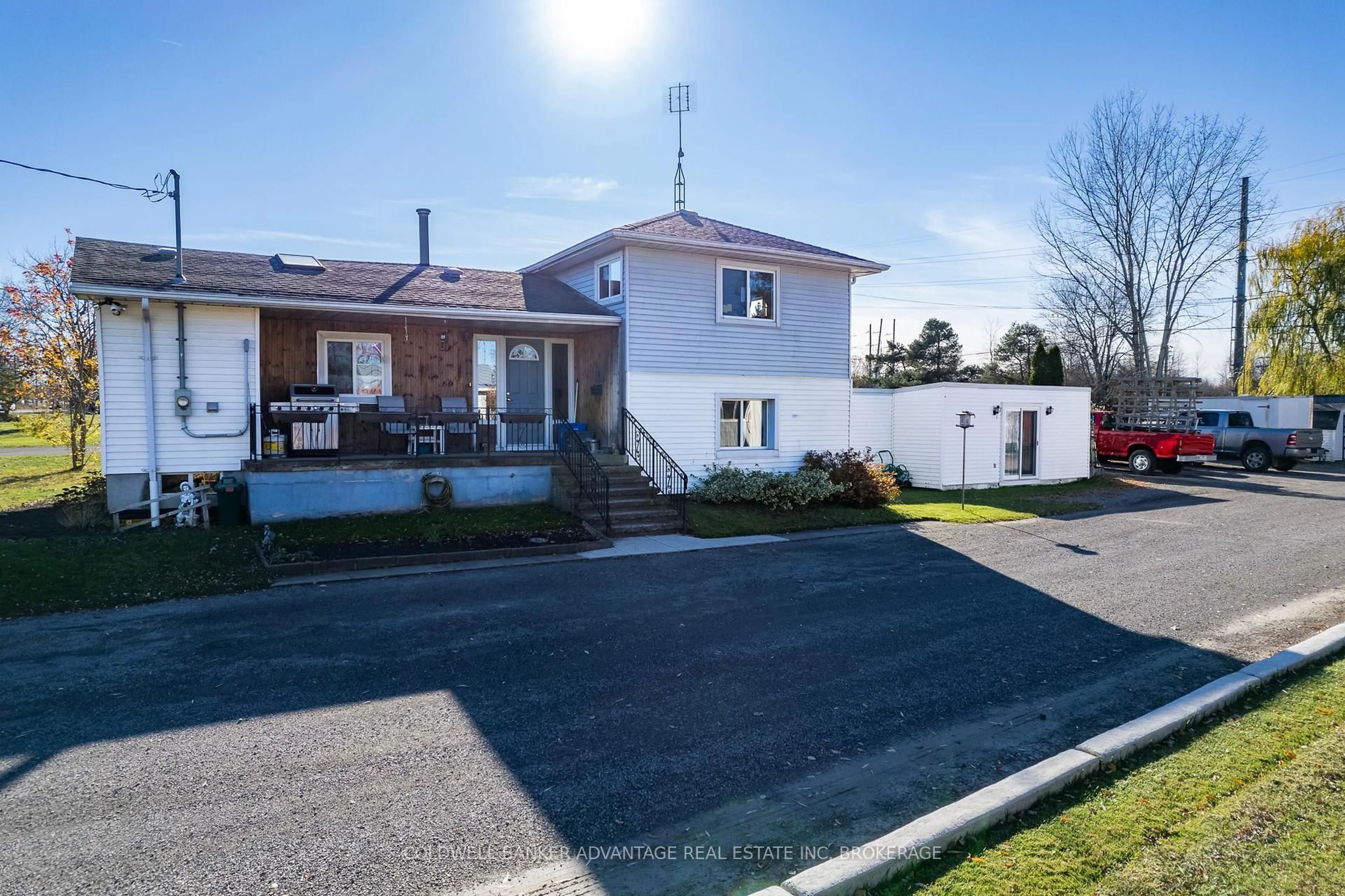A pic from outside/outdoor area/front of a property/back of a property/a pic from drone, street for 1563 Thompson Rd, Fort Erie Ontario L2A 5M4