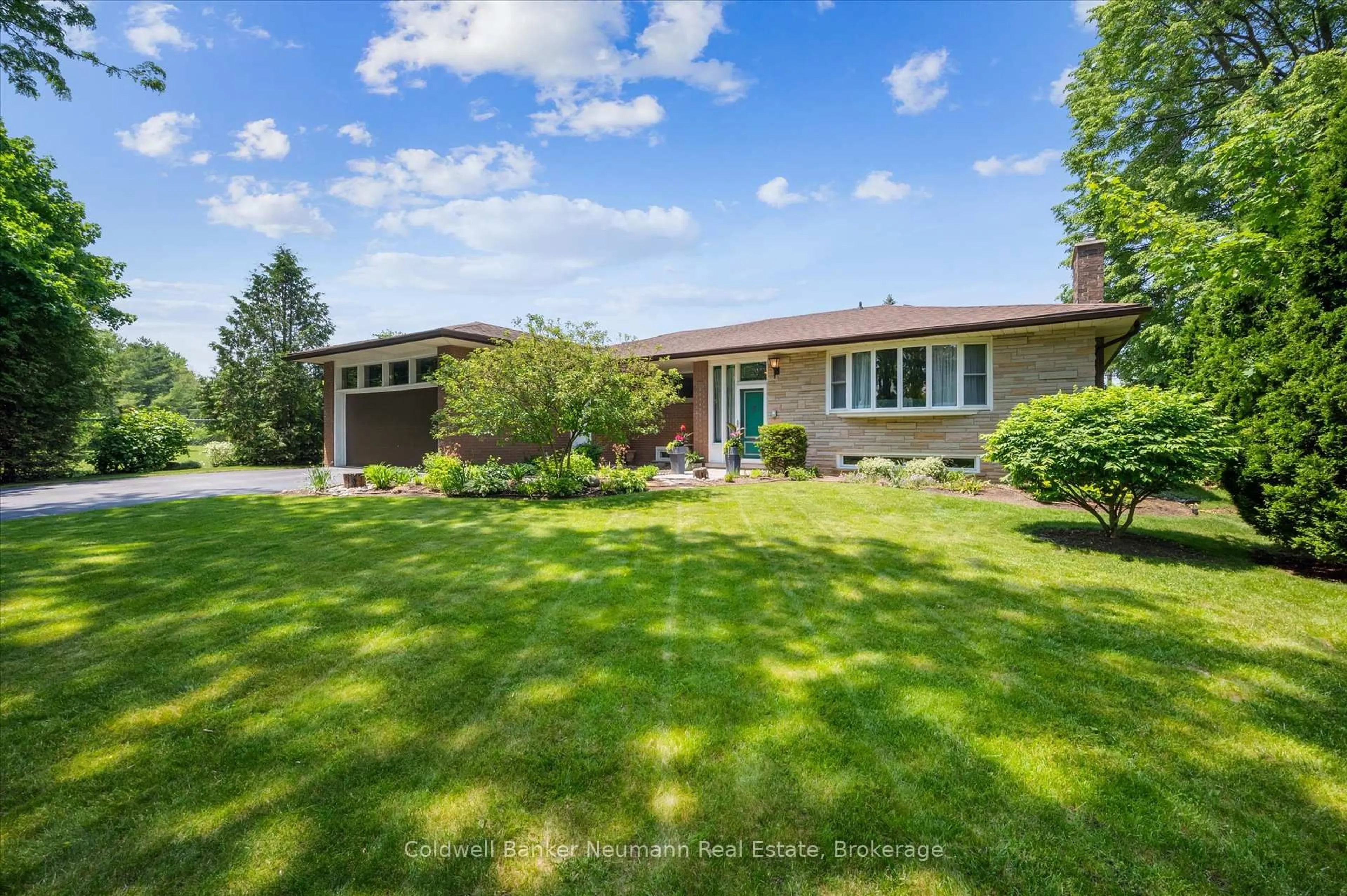 A pic from outside/outdoor area/front of a property/back of a property/a pic from drone, street for 29 Oak St, Guelph Ontario N1G 2N1