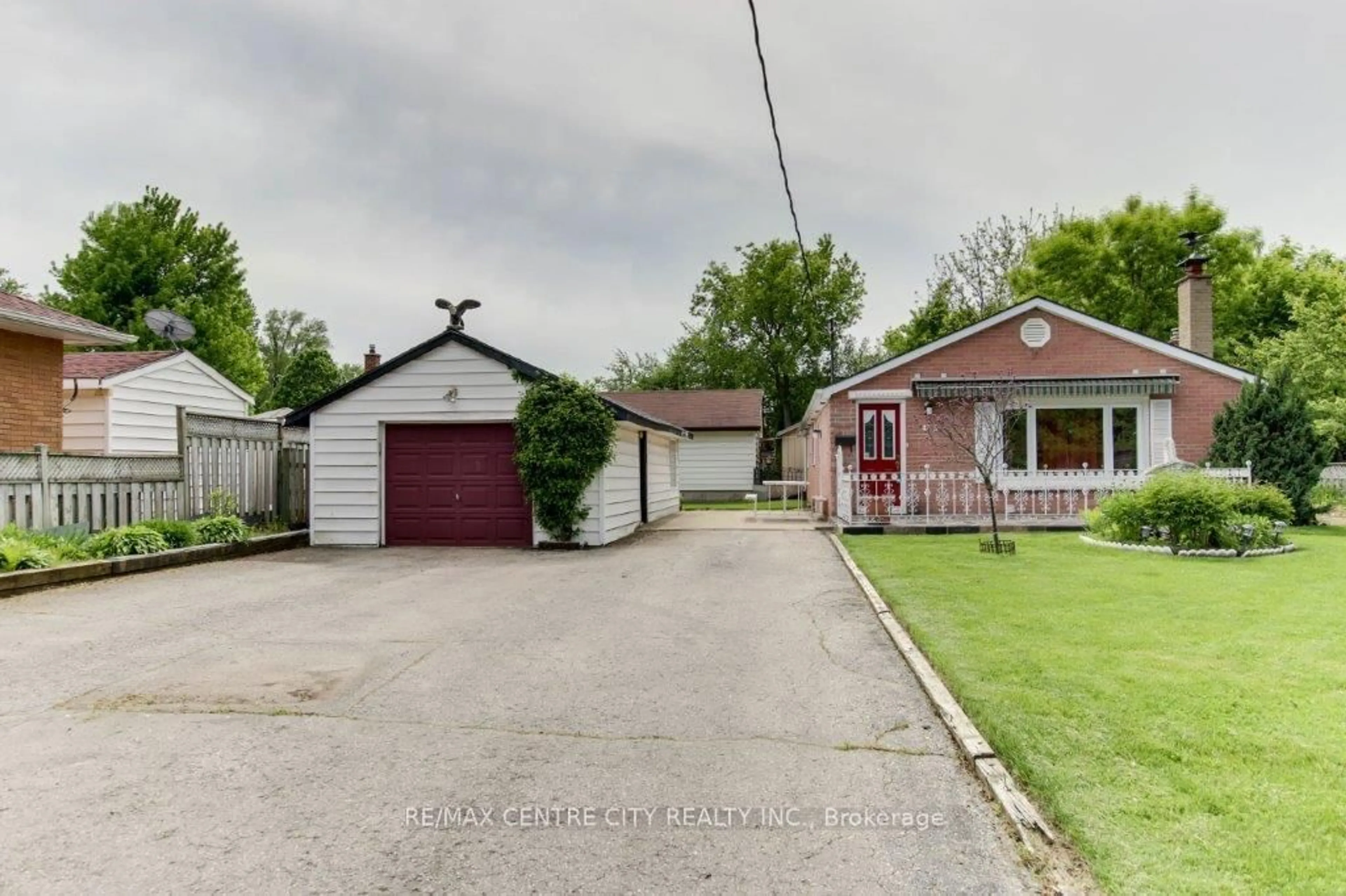 A pic from outside/outdoor area/front of a property/back of a property/a pic from drone, street for 473 Second St, London East Ontario N5V 2B3