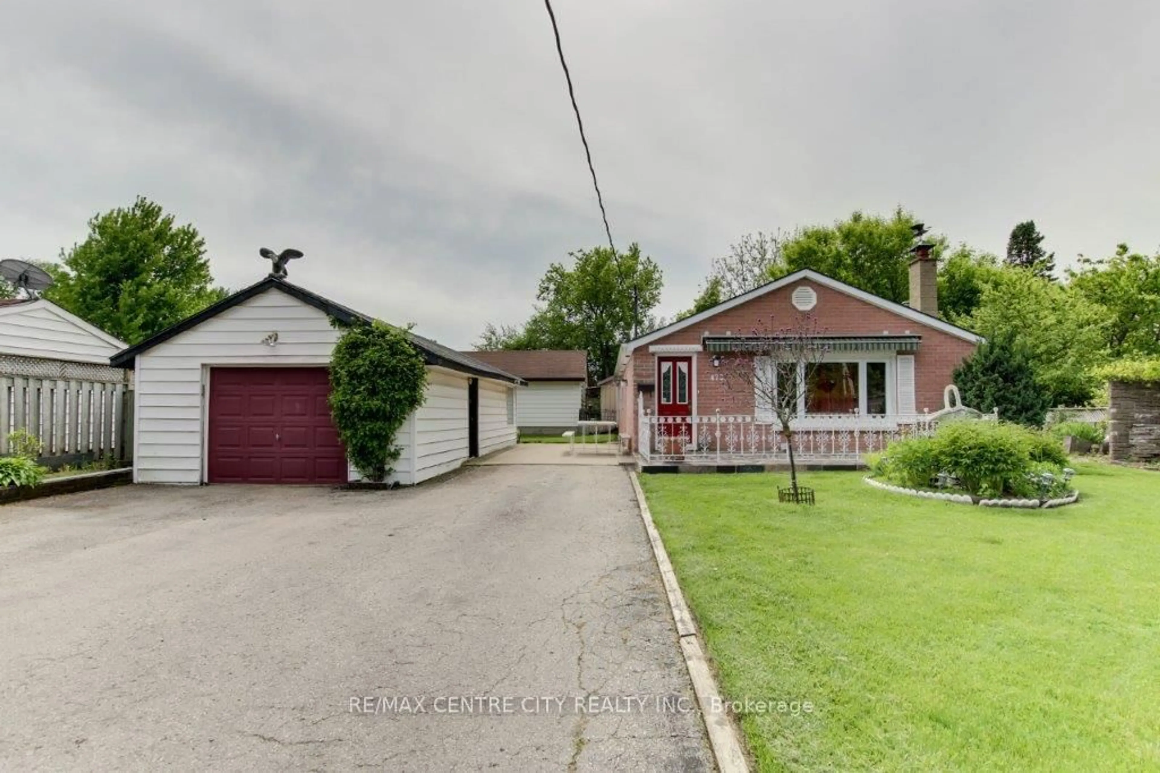 A pic from outside/outdoor area/front of a property/back of a property/a pic from drone, street for 473 Second St, London East Ontario N5V 2B3