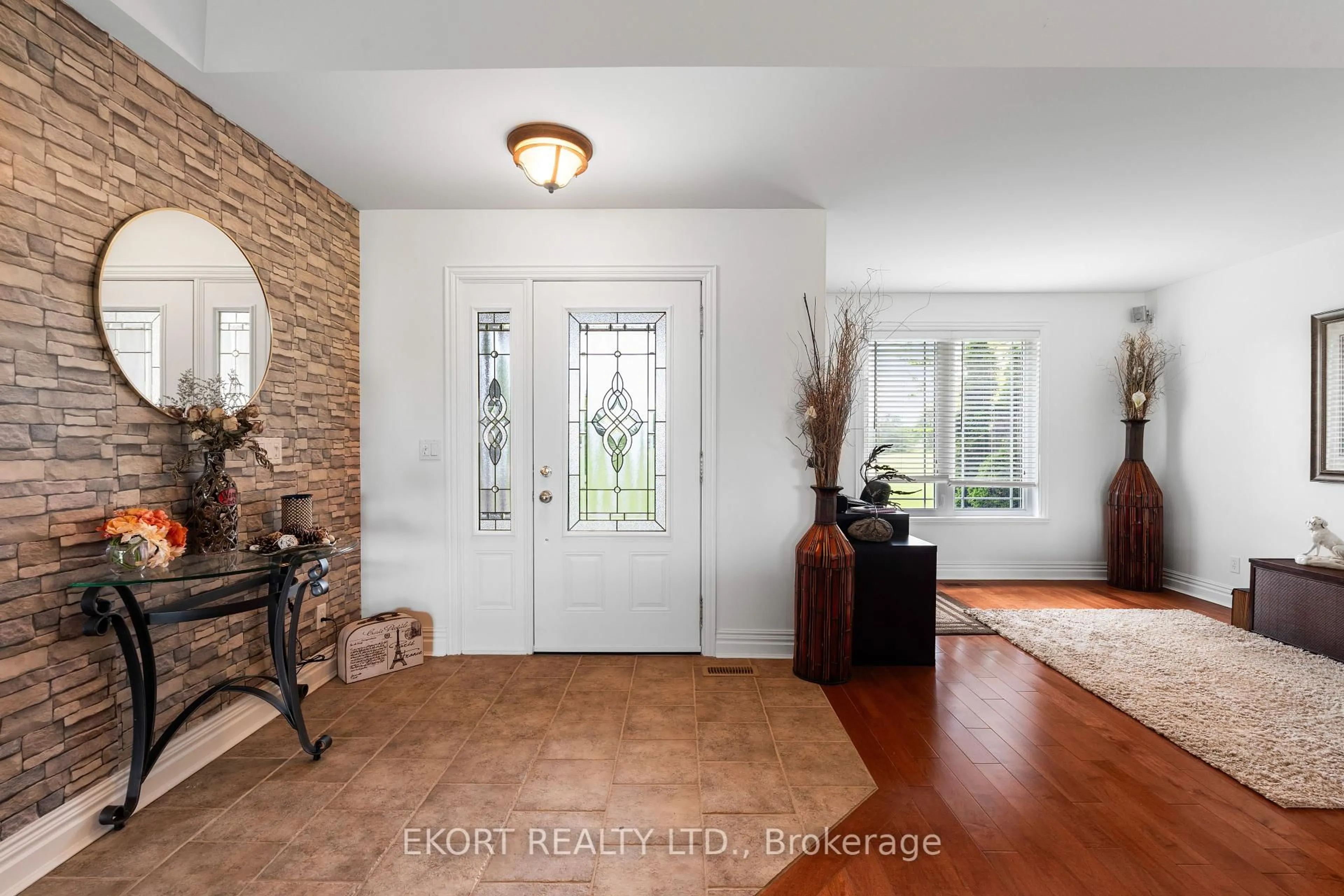 Indoor entryway for 385 Ridge Rd, Stirling Ontario K0K 3E0