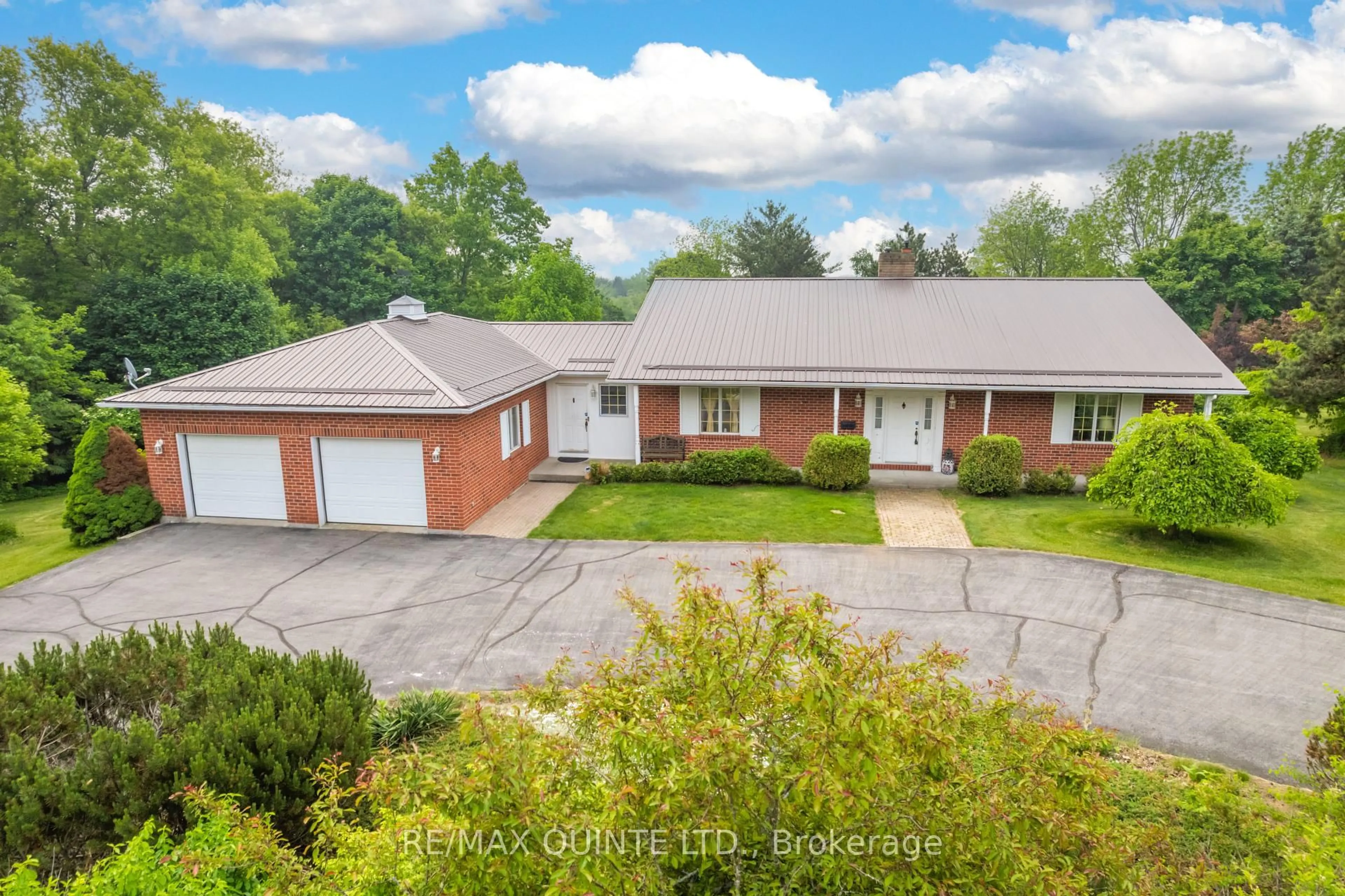 A pic from outside/outdoor area/front of a property/back of a property/a pic from drone, street for 55 Oakridge Dr, Brighton Ontario K0K 1H0