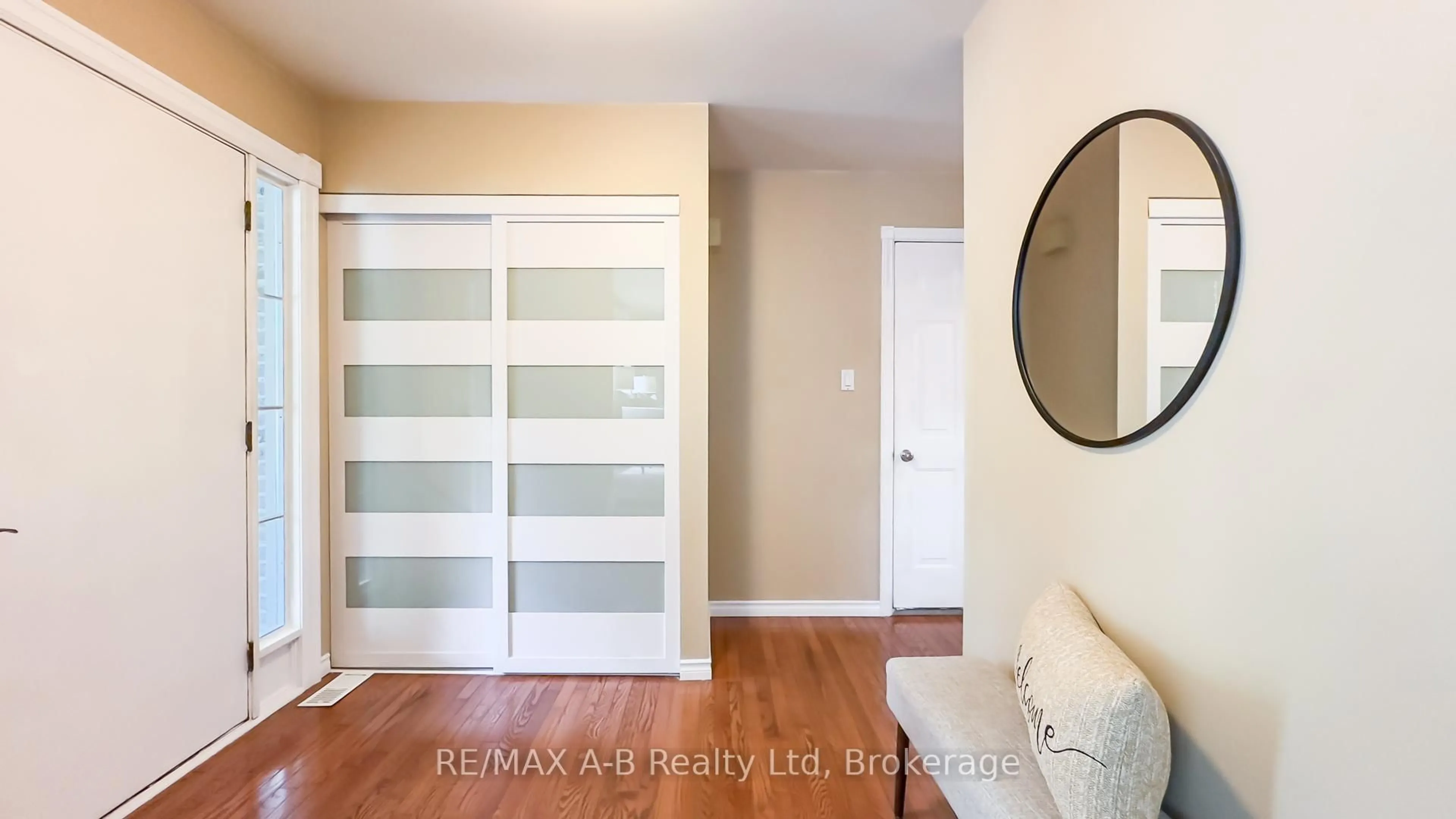 Indoor entryway for 18 CONWAY Crt, Zorra Ontario N0M 2M0