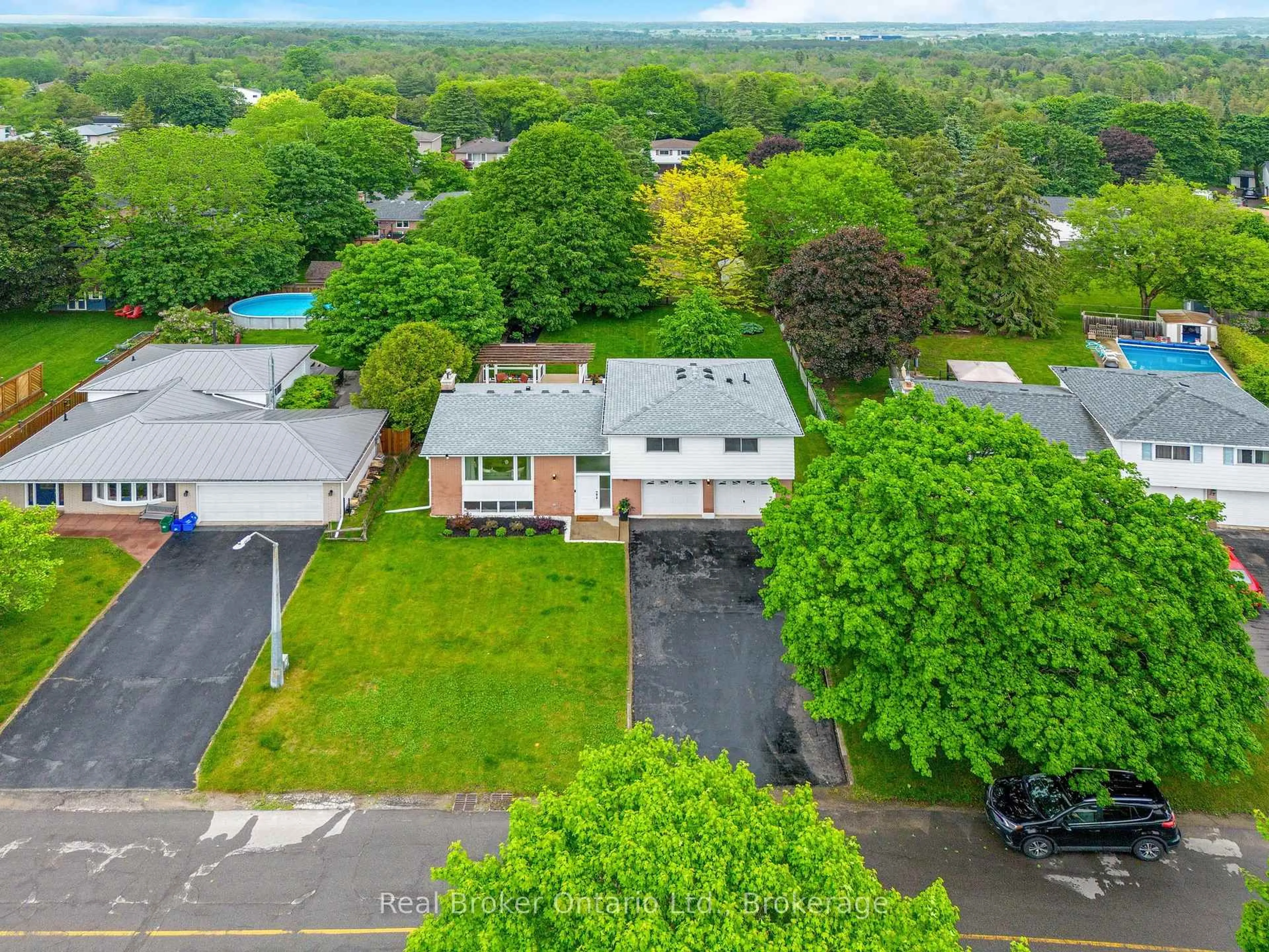 A pic from outside/outdoor area/front of a property/back of a property/a pic from drone, street for 25 Erindale Dr, Erin Ontario N0B 1T0