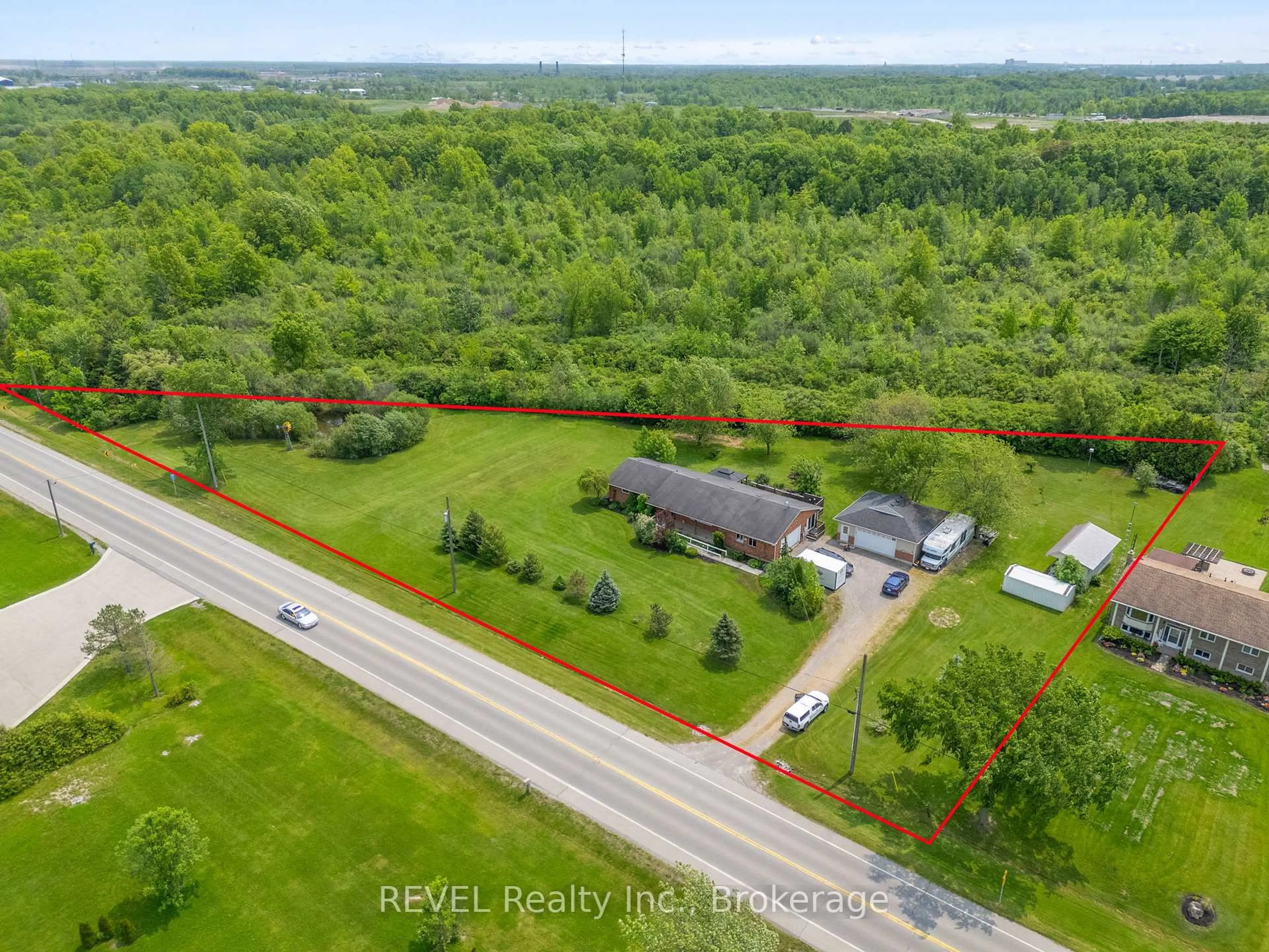 A pic from outside/outdoor area/front of a property/back of a property/a pic from drone, unknown for 717 Riverside Dr, Welland Ontario L3B 5N6