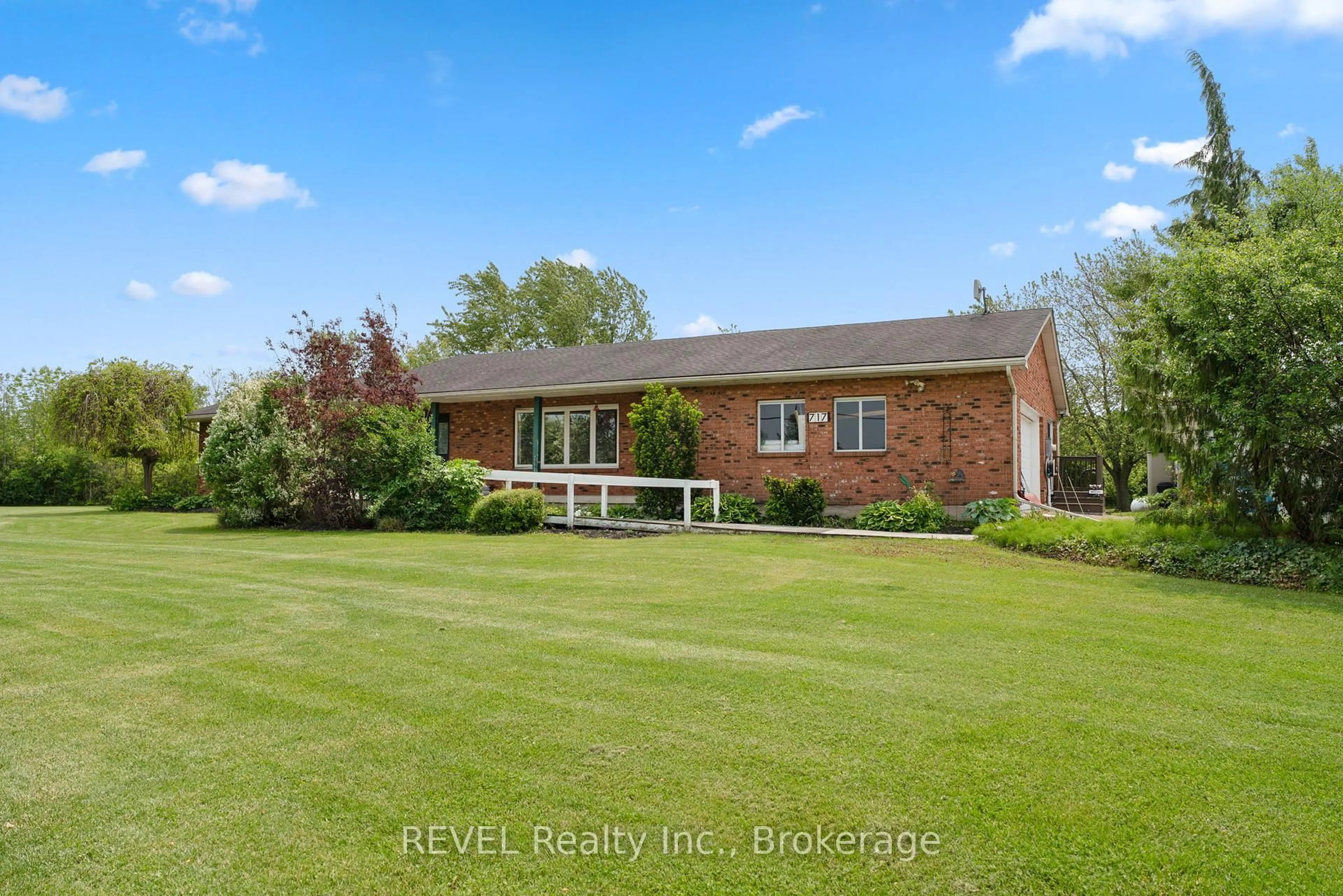 A pic from outside/outdoor area/front of a property/back of a property/a pic from drone, water/lake/river/ocean view for 717 Riverside Dr, Welland Ontario L3B 5N6