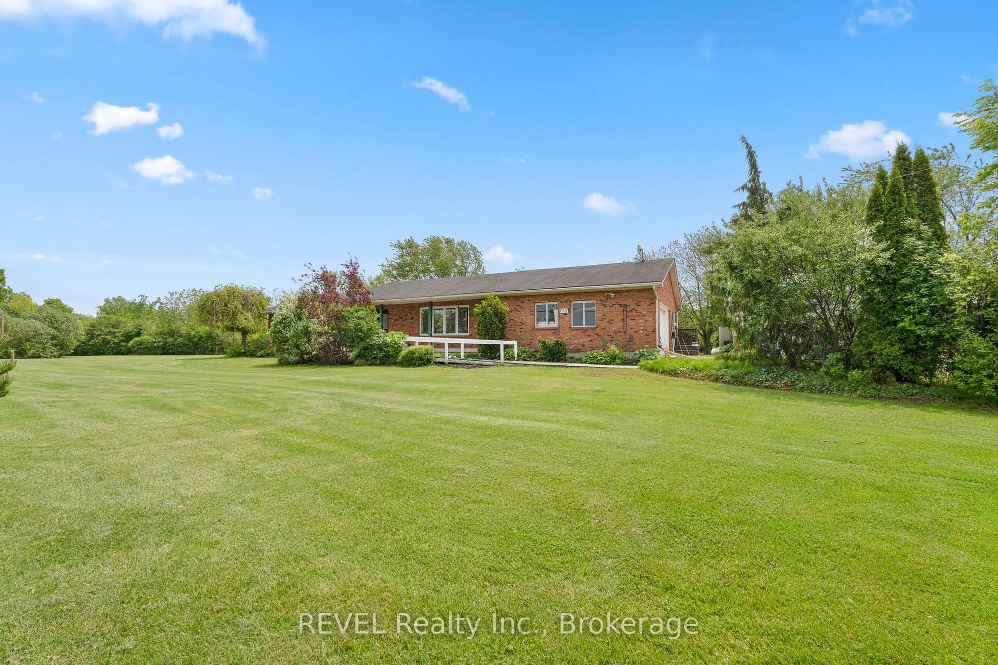 A pic from outside/outdoor area/front of a property/back of a property/a pic from drone, water/lake/river/ocean view for 717 Riverside Dr, Welland Ontario L3B 5N6