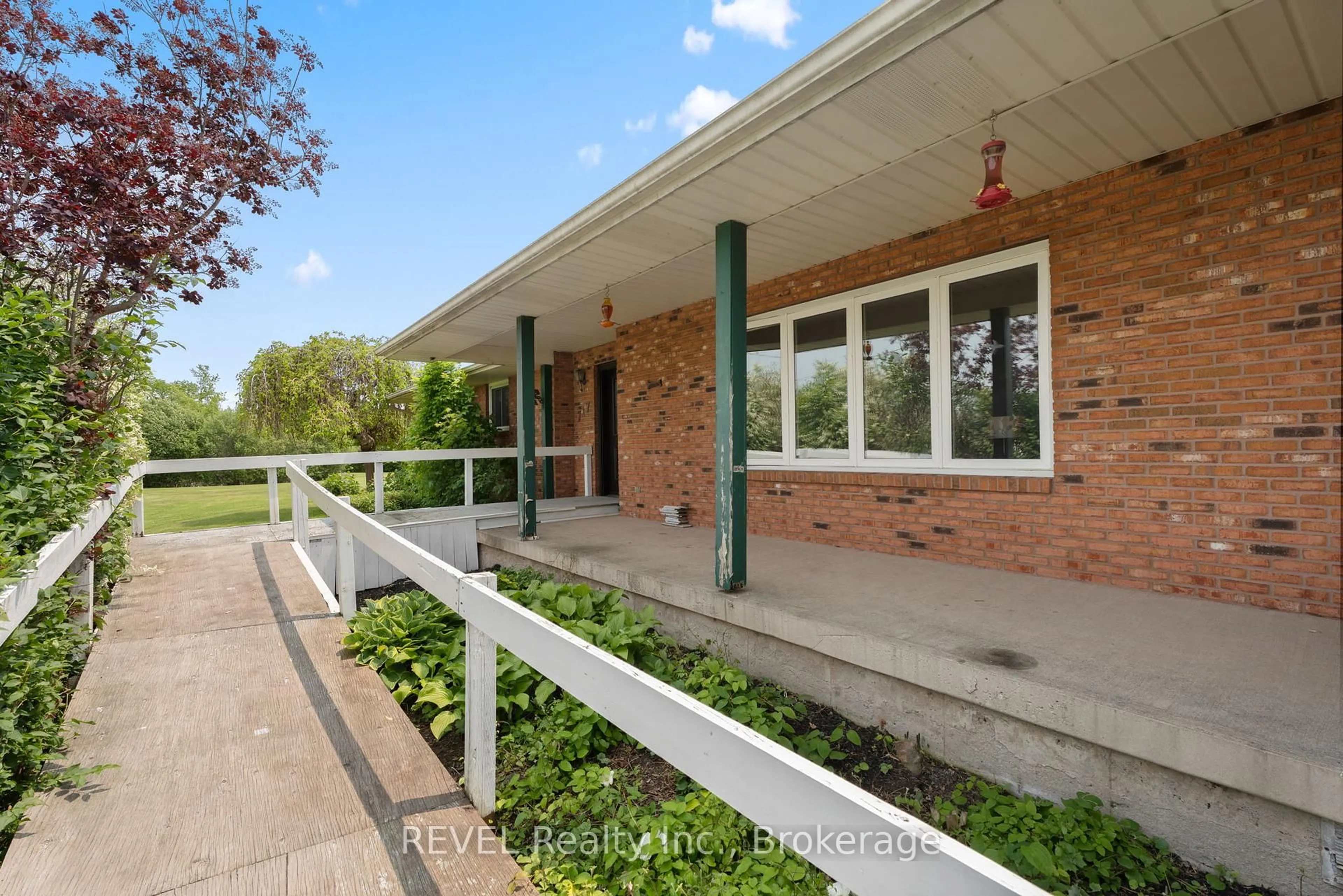 A pic from outside/outdoor area/front of a property/back of a property/a pic from drone, unknown for 717 Riverside Dr, Welland Ontario L3B 5N6