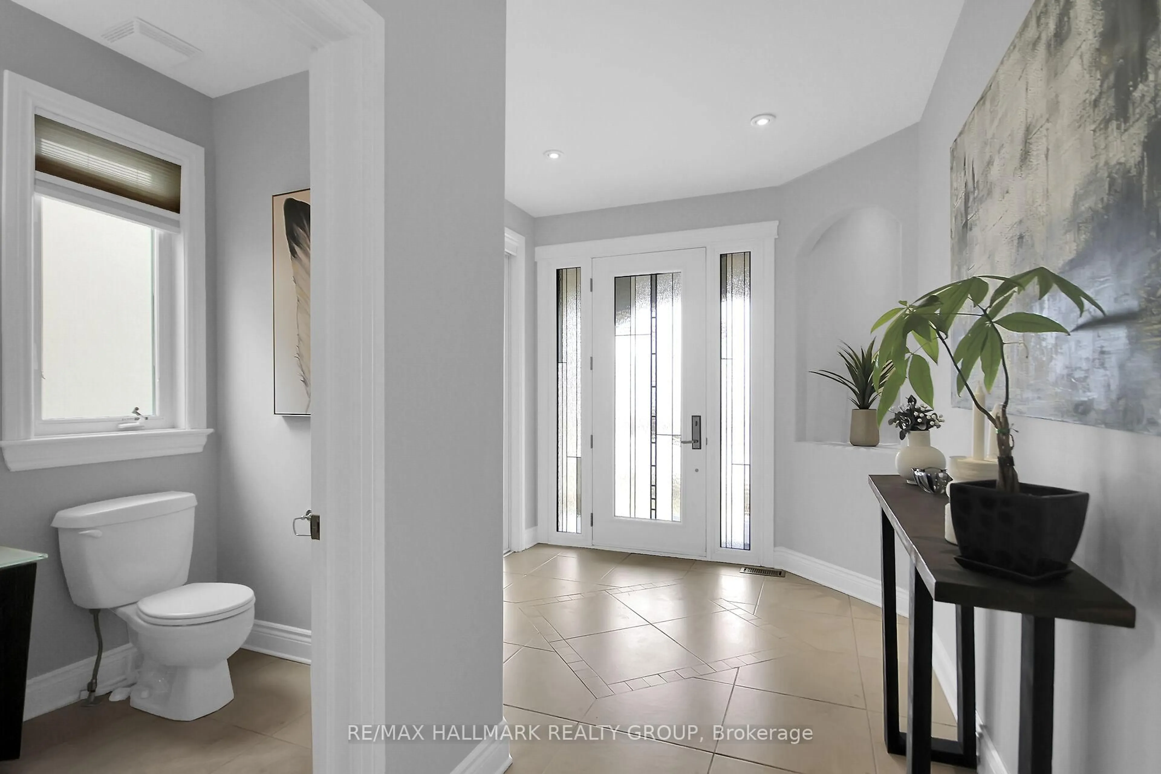 Indoor entryway for 114 Hartsmere Dr, Stittsville Ontario K2S 2G1