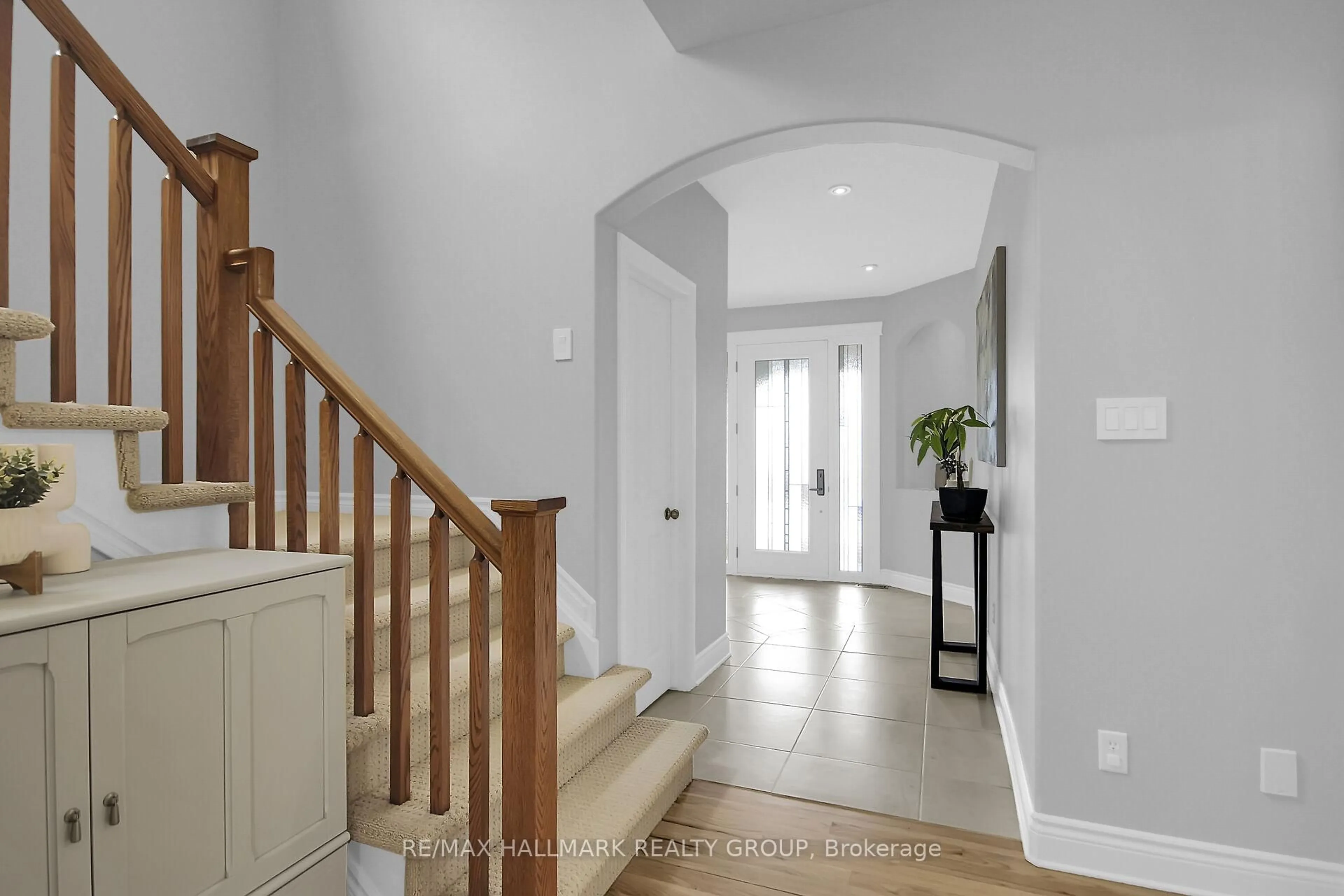 Indoor entryway for 114 Hartsmere Dr, Stittsville Ontario K2S 2G1