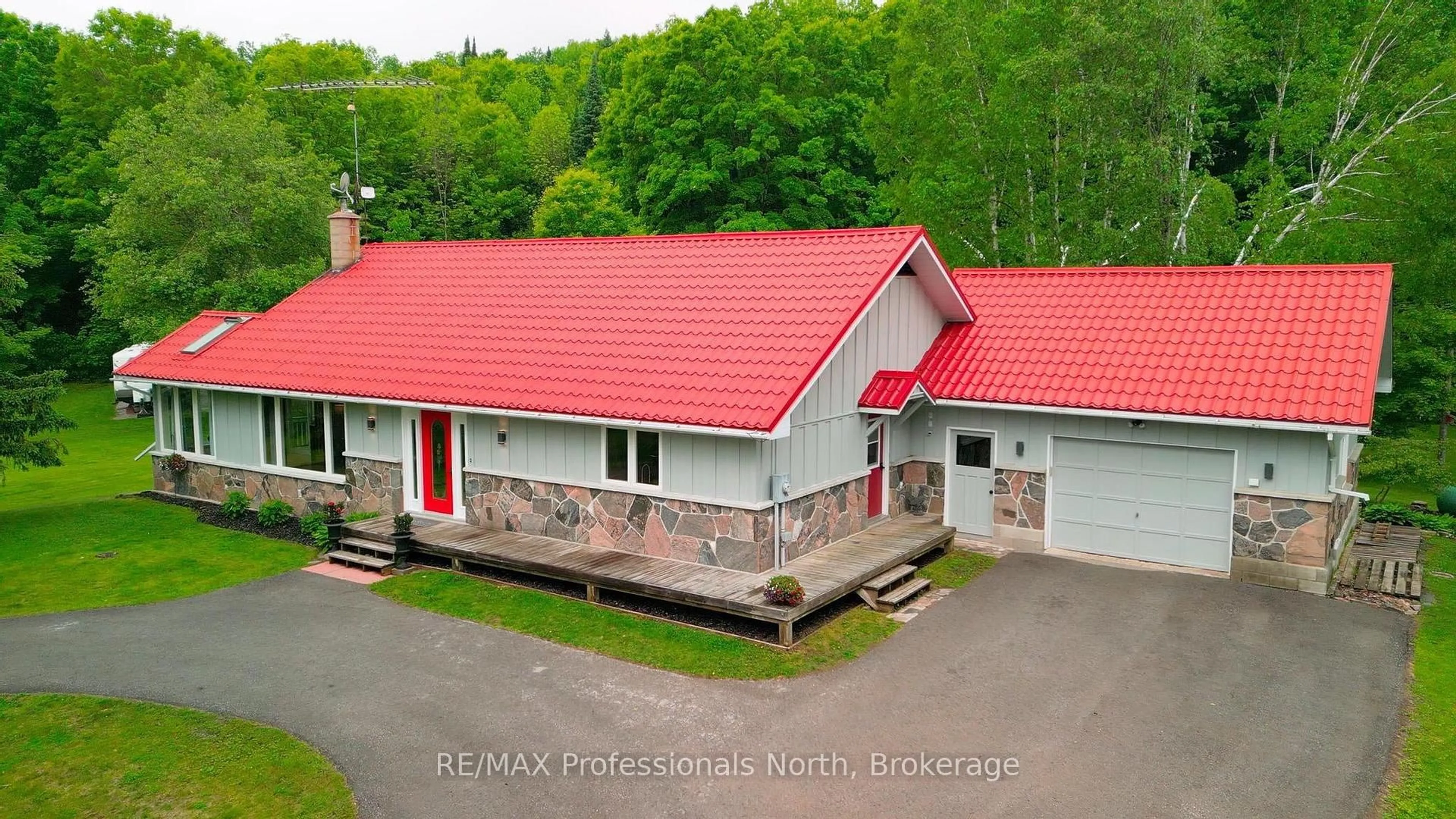 A pic from outside/outdoor area/front of a property/back of a property/a pic from drone, building for 1006 Tennyson Rd, Minden Hills Ontario K0M 2K0