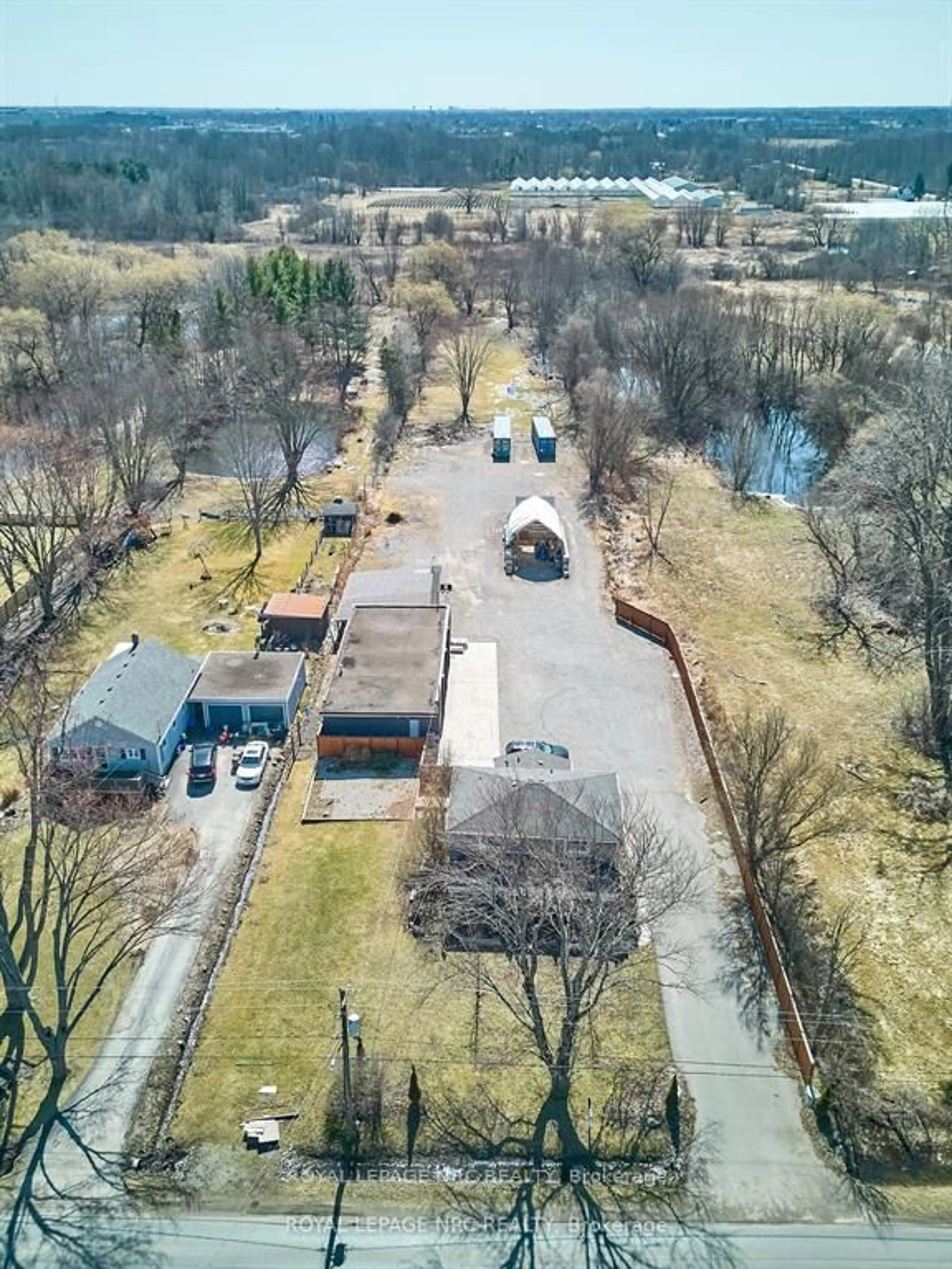 A pic from outside/outdoor area/front of a property/back of a property/a pic from drone, street for 2523 Port Robinson Rd, Thorold Ontario L3B 5N5