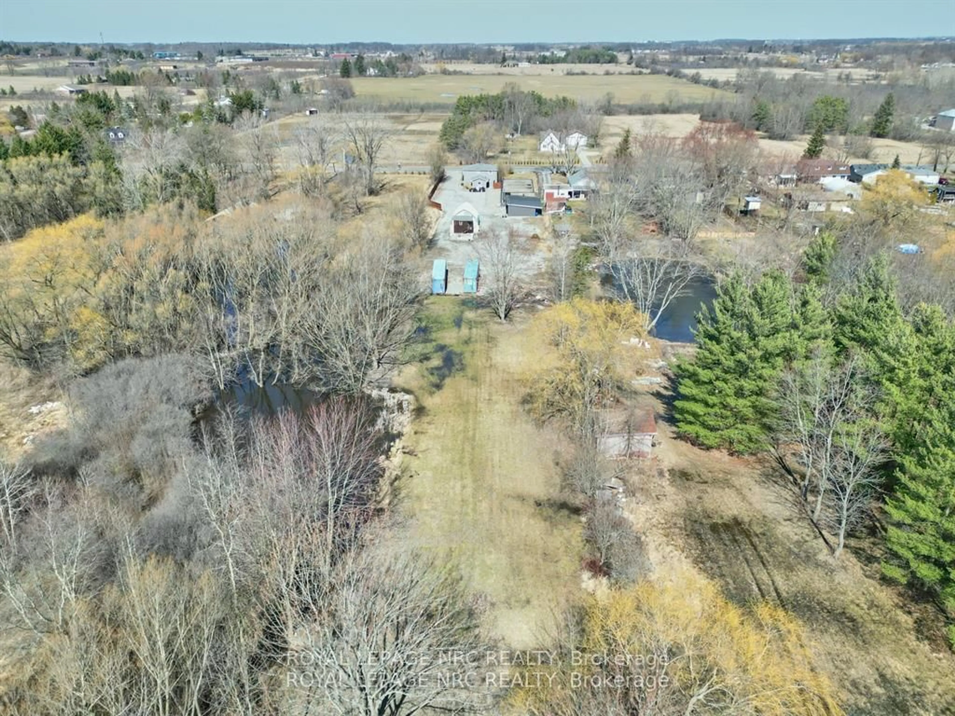 A pic from outside/outdoor area/front of a property/back of a property/a pic from drone, unknown for 2523 Port Robinson Rd, Thorold Ontario L3B 5N5