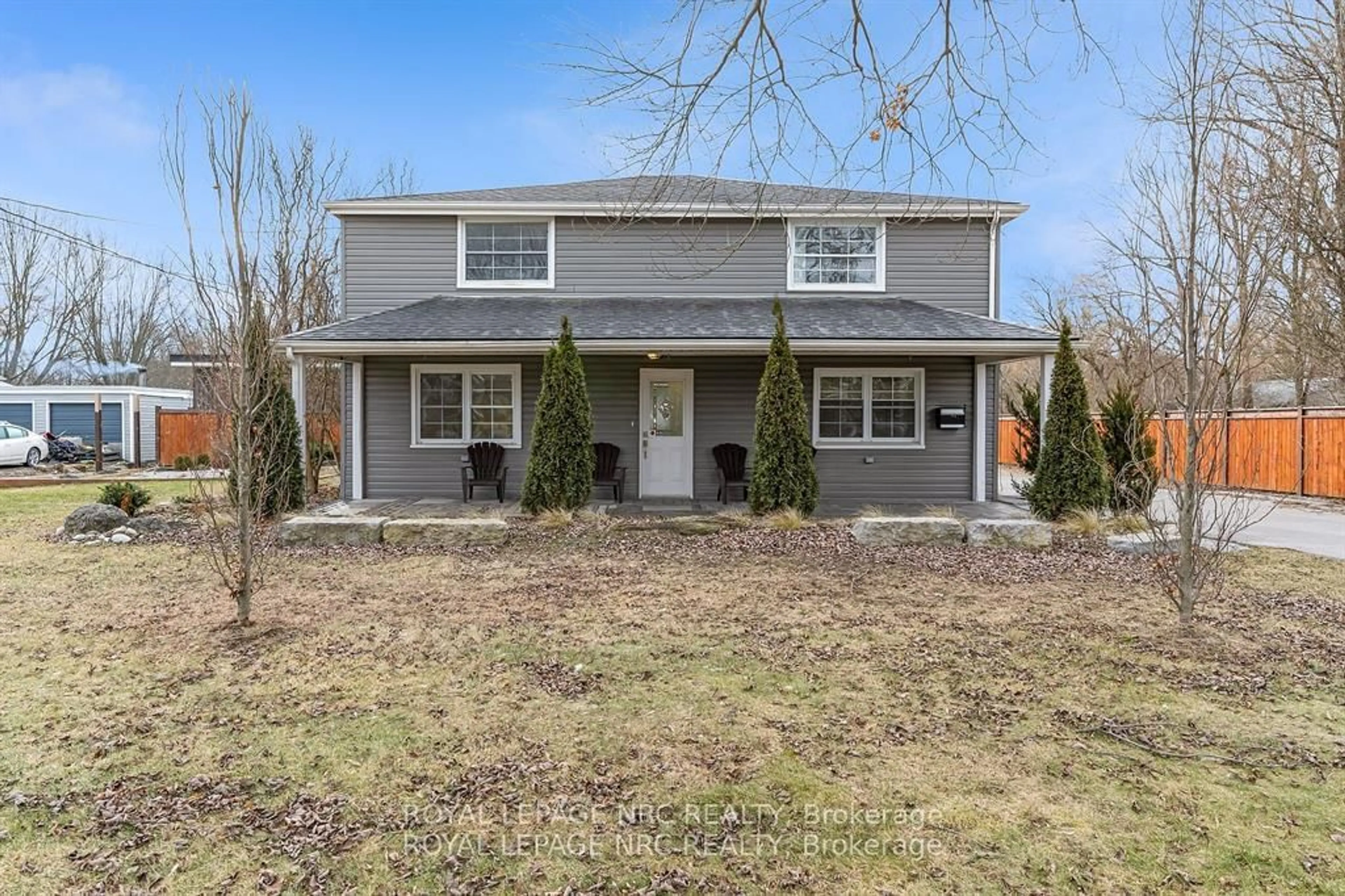 Home with vinyl exterior material, street for 2523 Port Robinson Rd, Thorold Ontario L3B 5N5