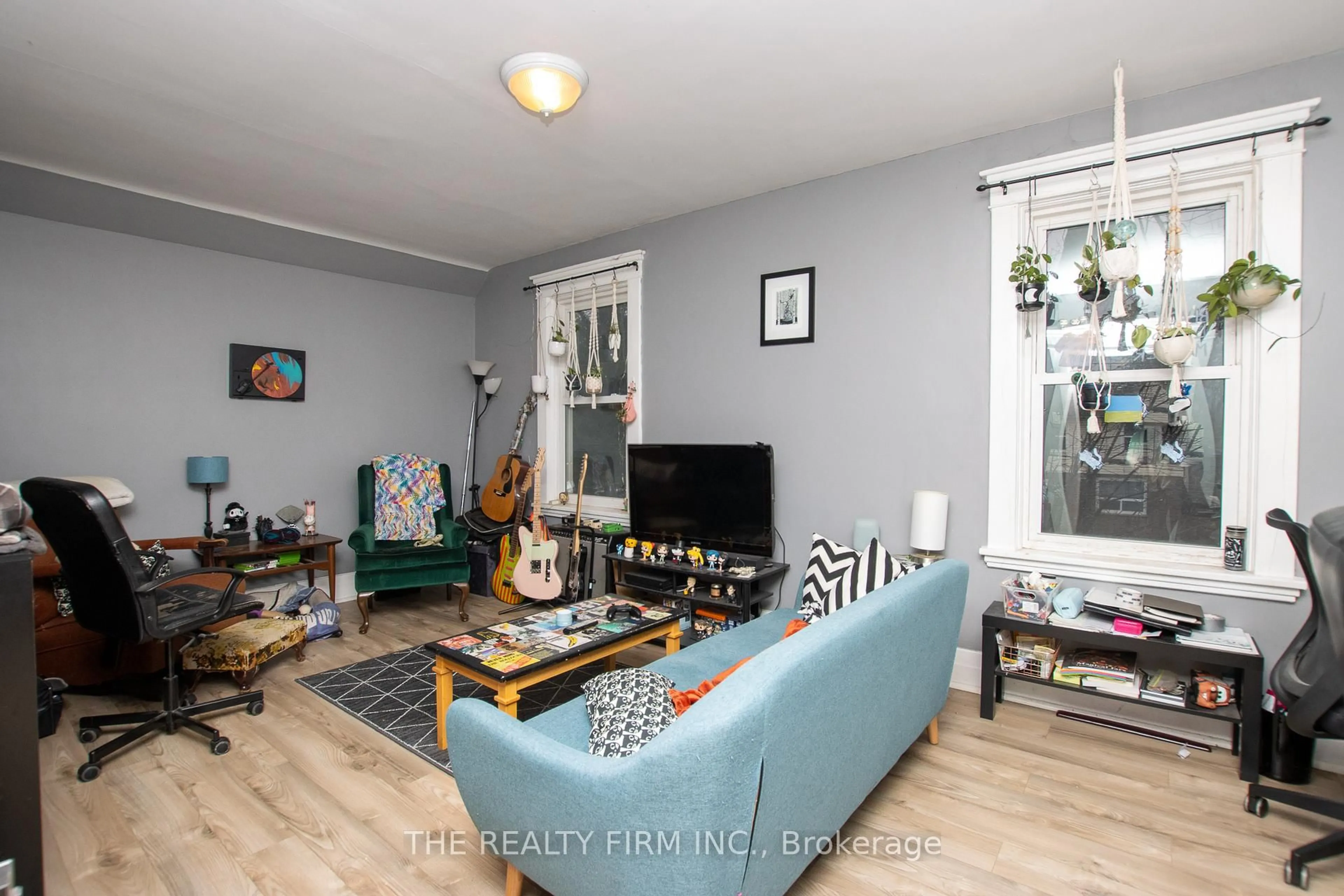 Living room with furniture, wood/laminate floor for 666 Lorne Ave, London East Ontario N5W 3K5