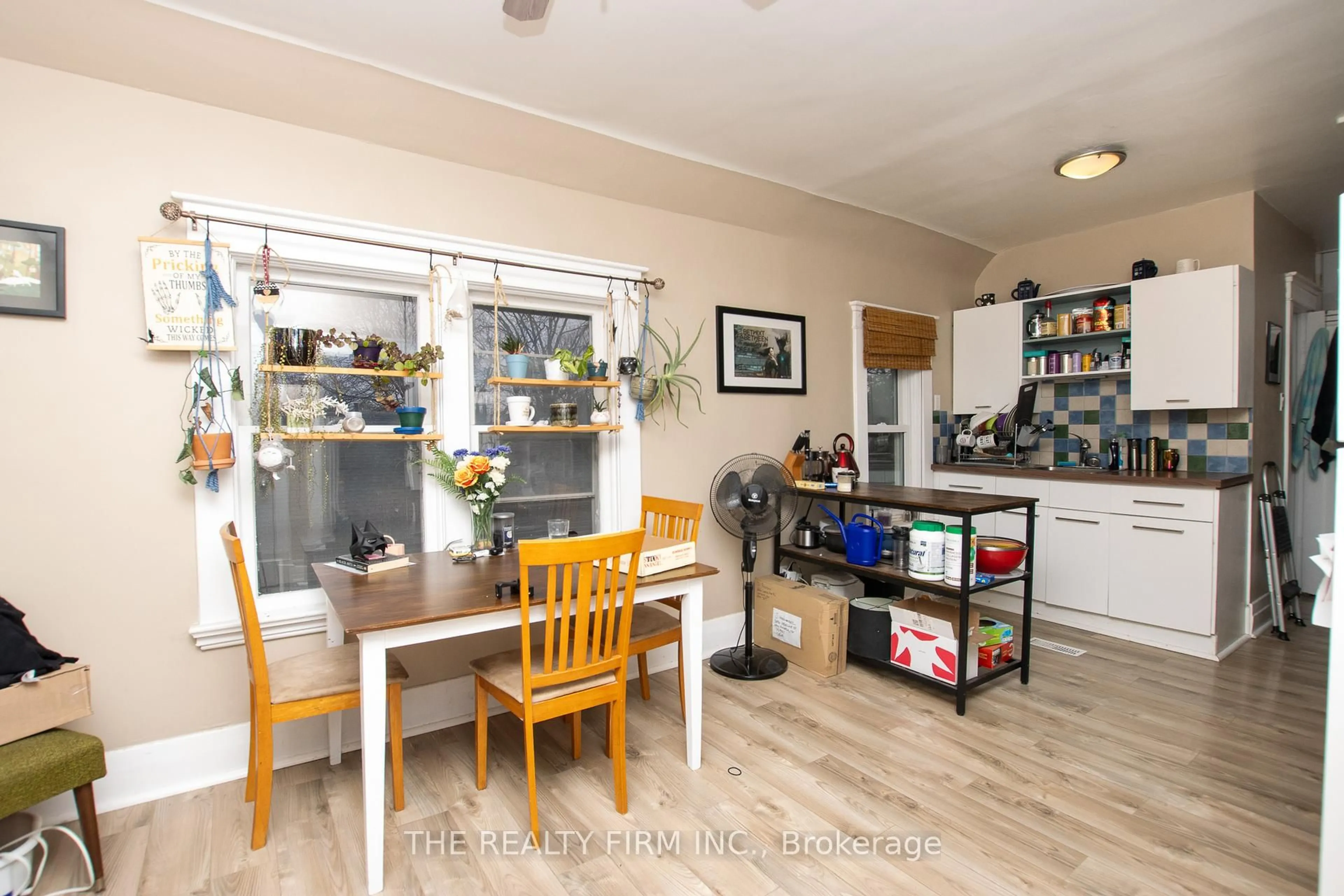 Standard kitchen, wood/laminate floor for 666 Lorne Ave, London East Ontario N5W 3K5