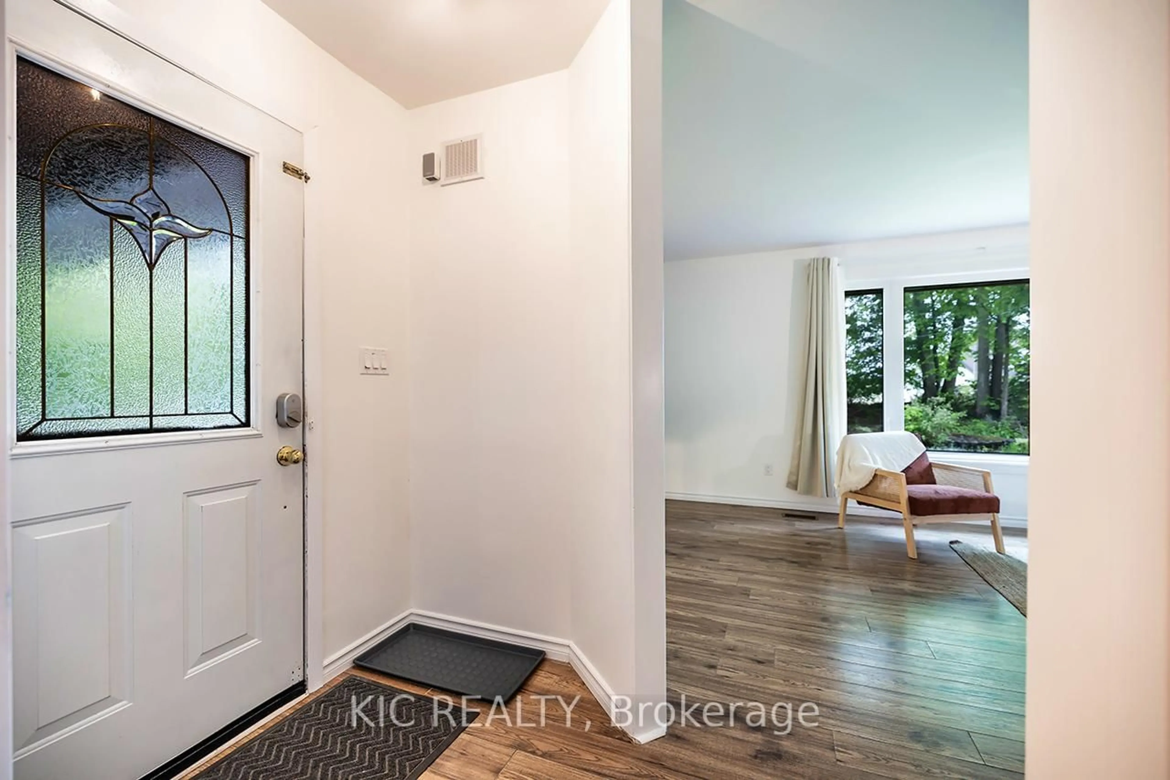 Indoor entryway for 6 Sumcot Dr, Trent Lakes Ontario K0L 1J0