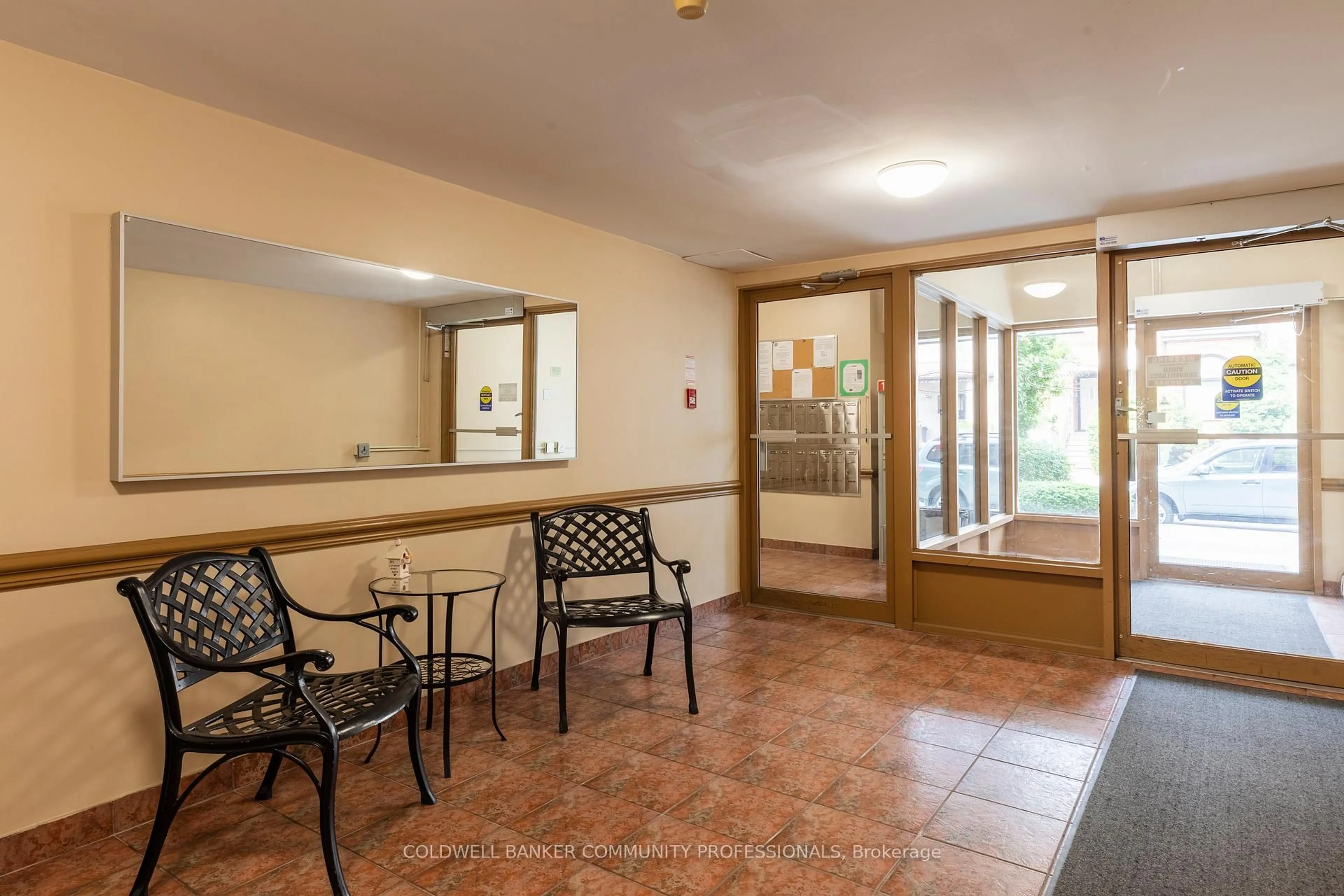 Indoor foyer for 141 Catharine St #902, Hamilton Ontario L8N 2J7