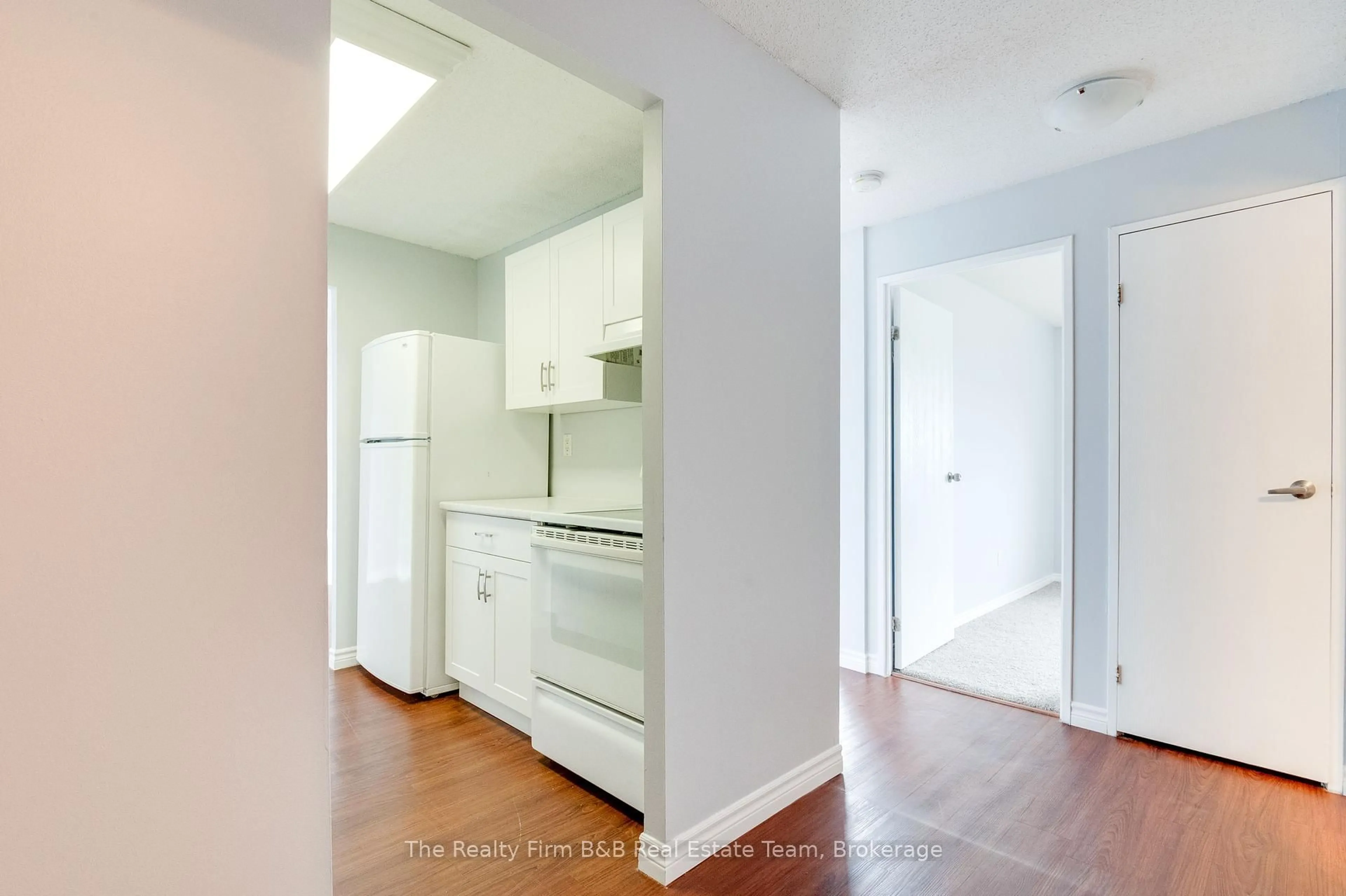 Standard kitchen, unknown for 45 Pond Mills Rd #1515, London South Ontario N5Z 4W5