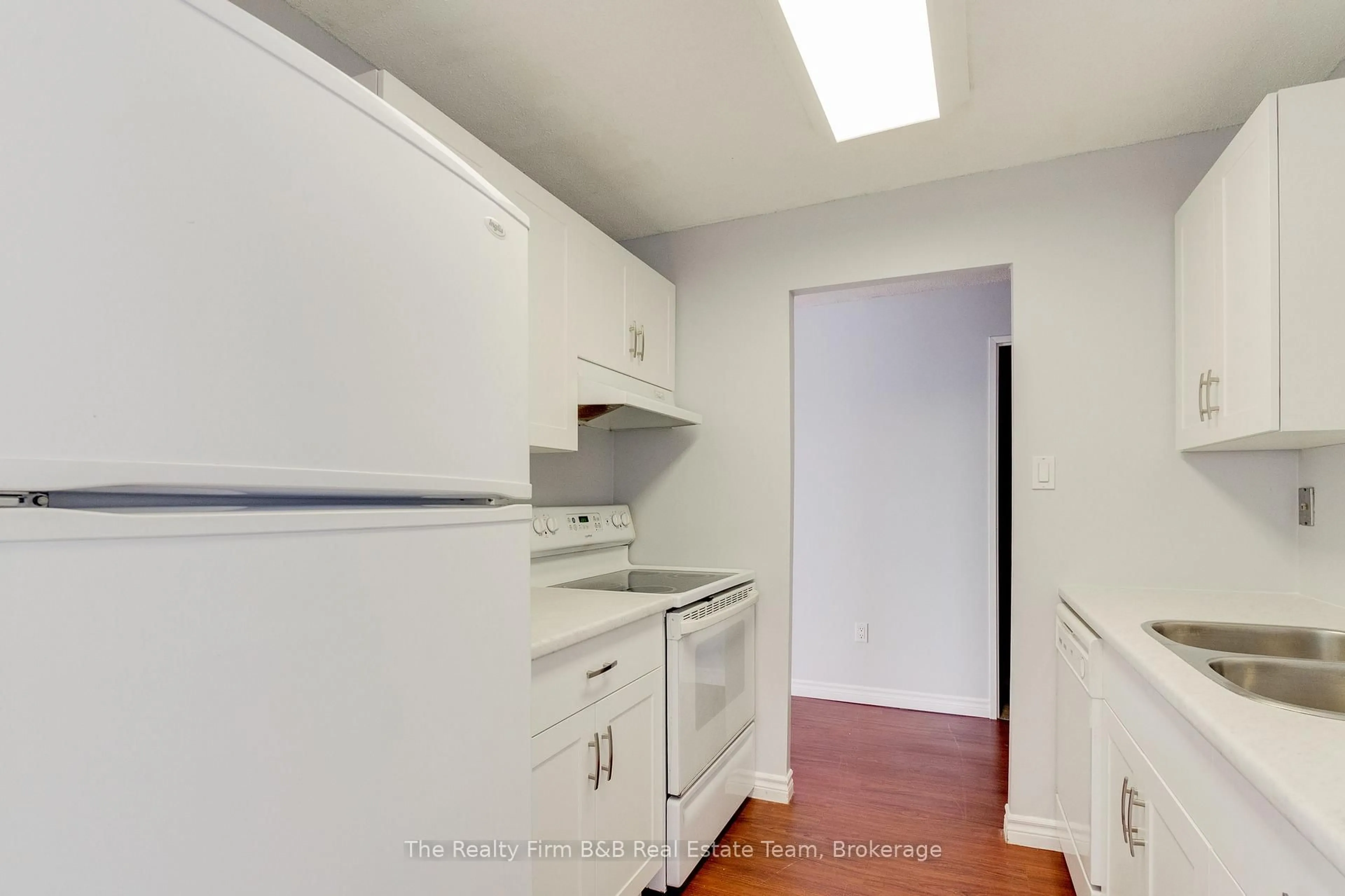 Standard kitchen, unknown for 45 Pond Mills Rd #1515, London South Ontario N5Z 4W5