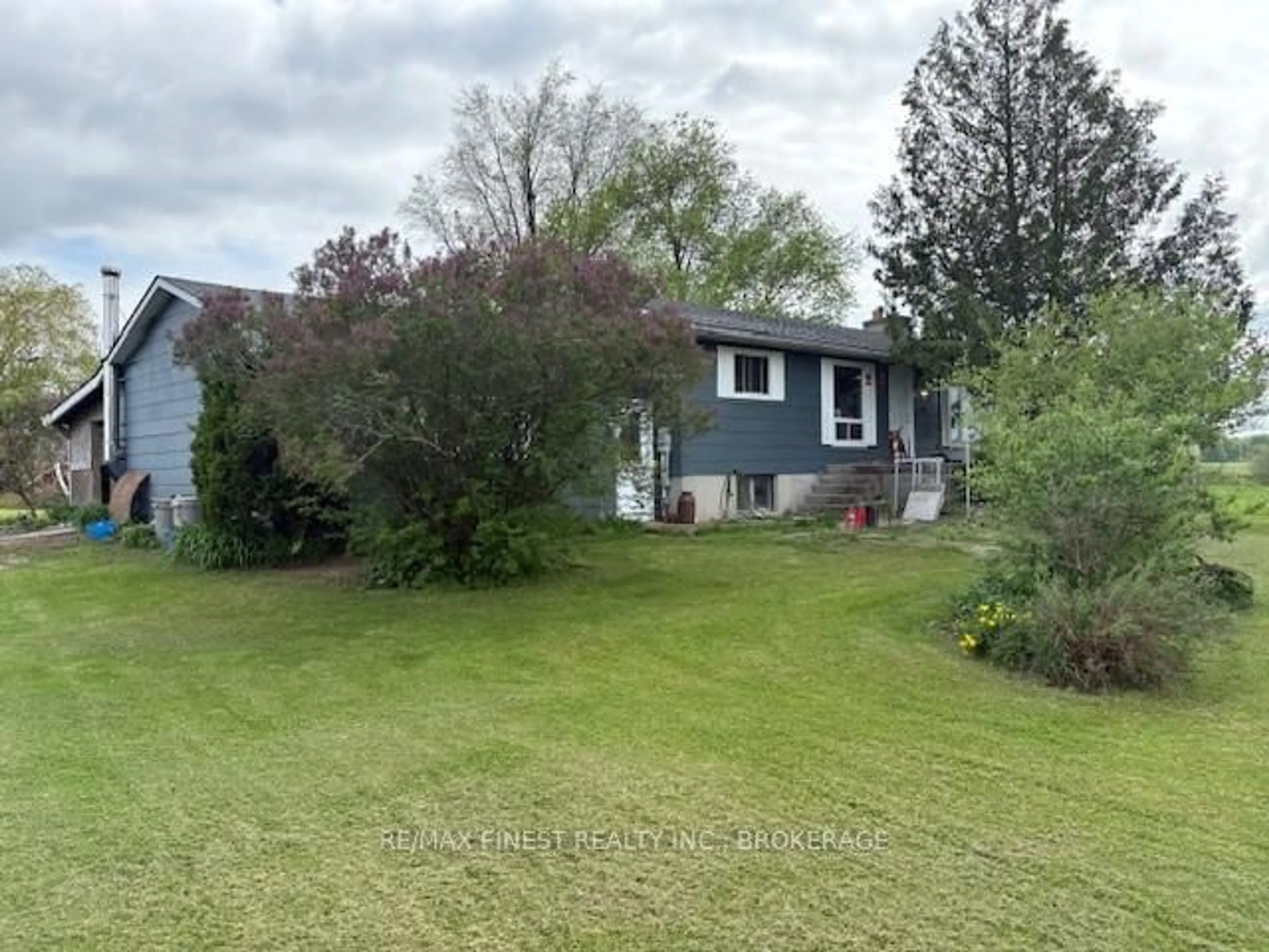 A pic from outside/outdoor area/front of a property/back of a property/a pic from drone, unknown for 4879 Accommodation Rd, Kingston Ontario K7P 0L8