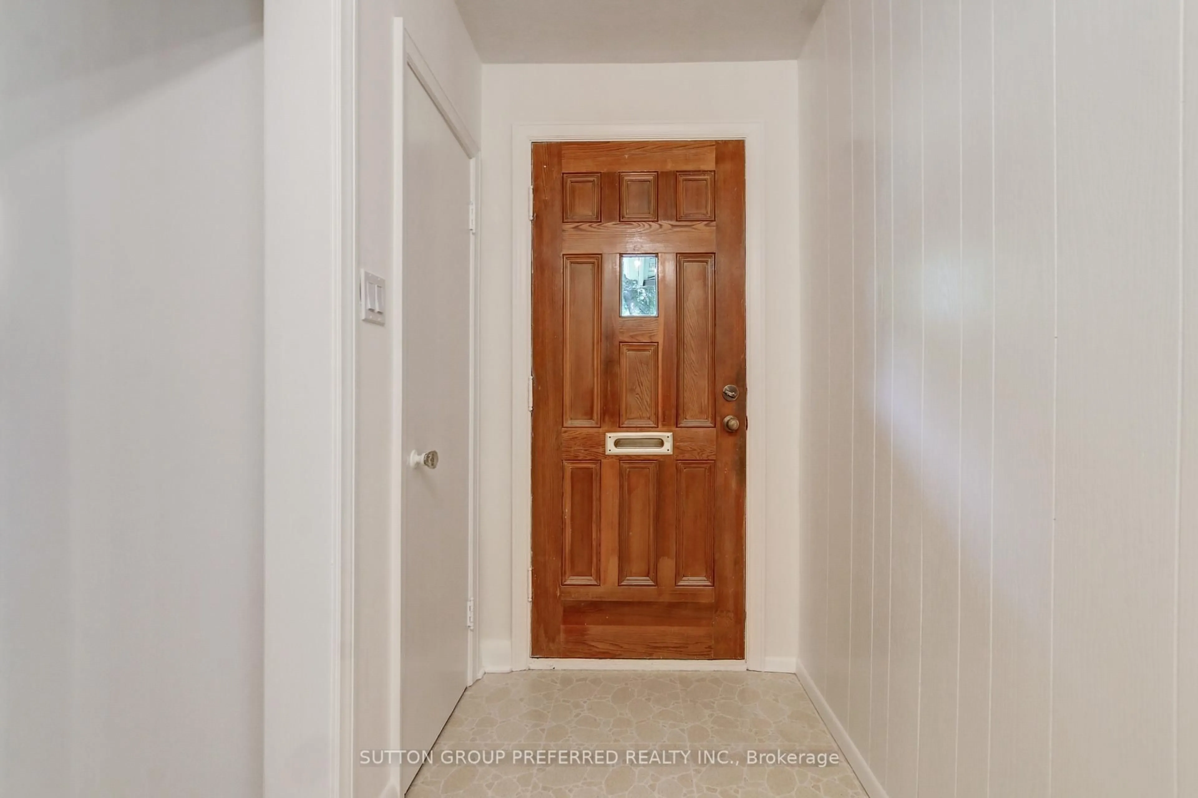 Indoor entryway for 388 Colville Blvd, London South Ontario N6K 2J5