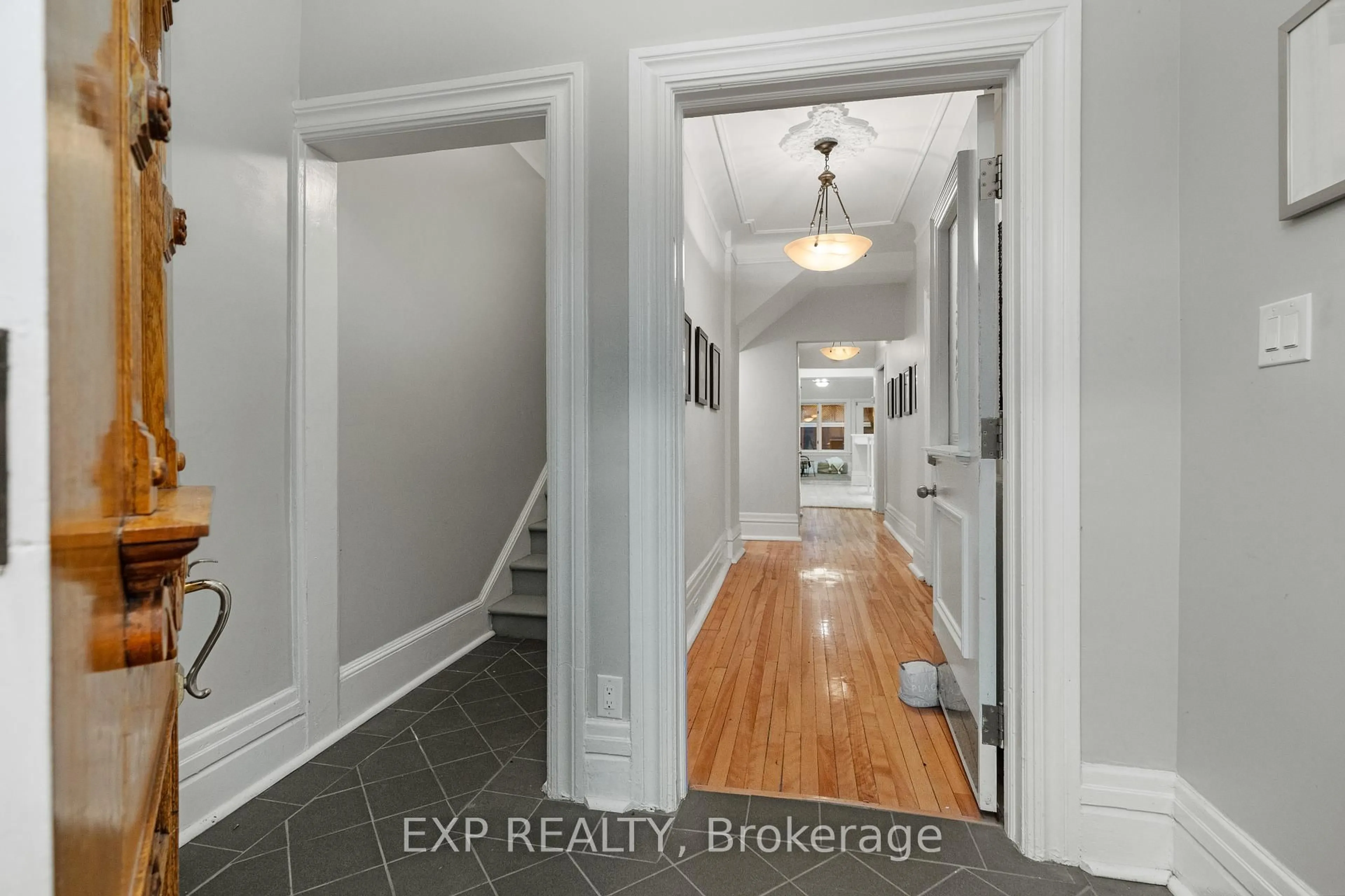 Indoor entryway for 267 Stewart St, Ottawa Ontario K1N 6K3
