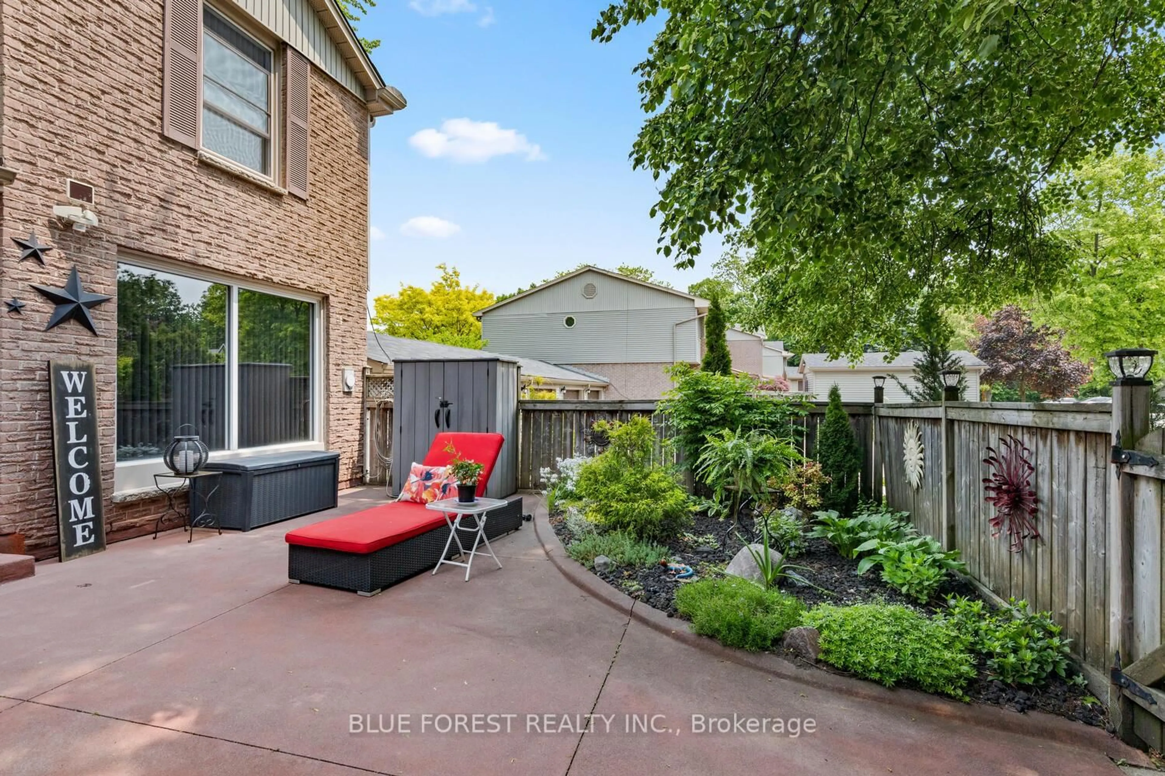 Patio, street for 38 Berkshire Crt, London South Ontario N6J 3N7