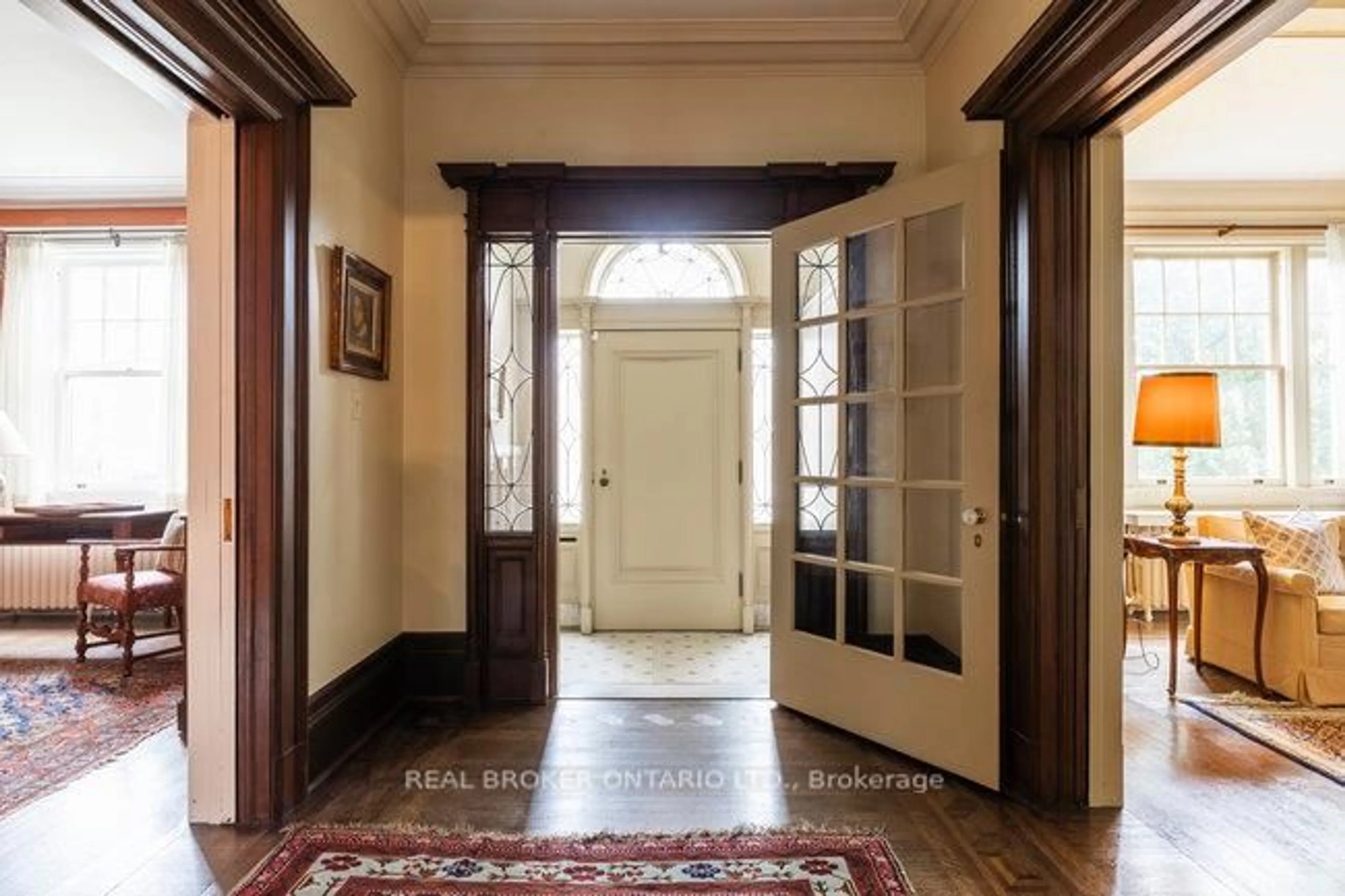 Indoor foyer for 45 Markland St, Hamilton Ontario L8P 2J5