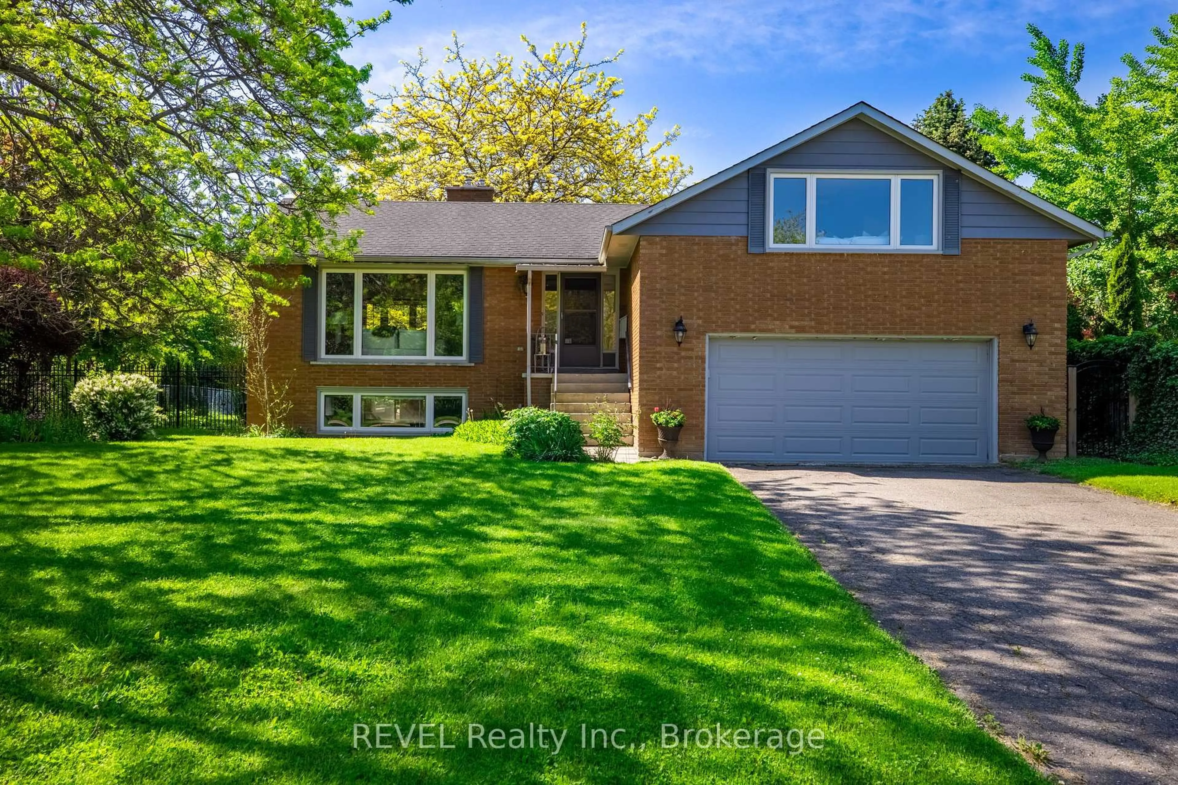 Home with brick exterior material, street for 1 TOTTENHAM Crt, Niagara-on-the-Lake Ontario L0S 1J0